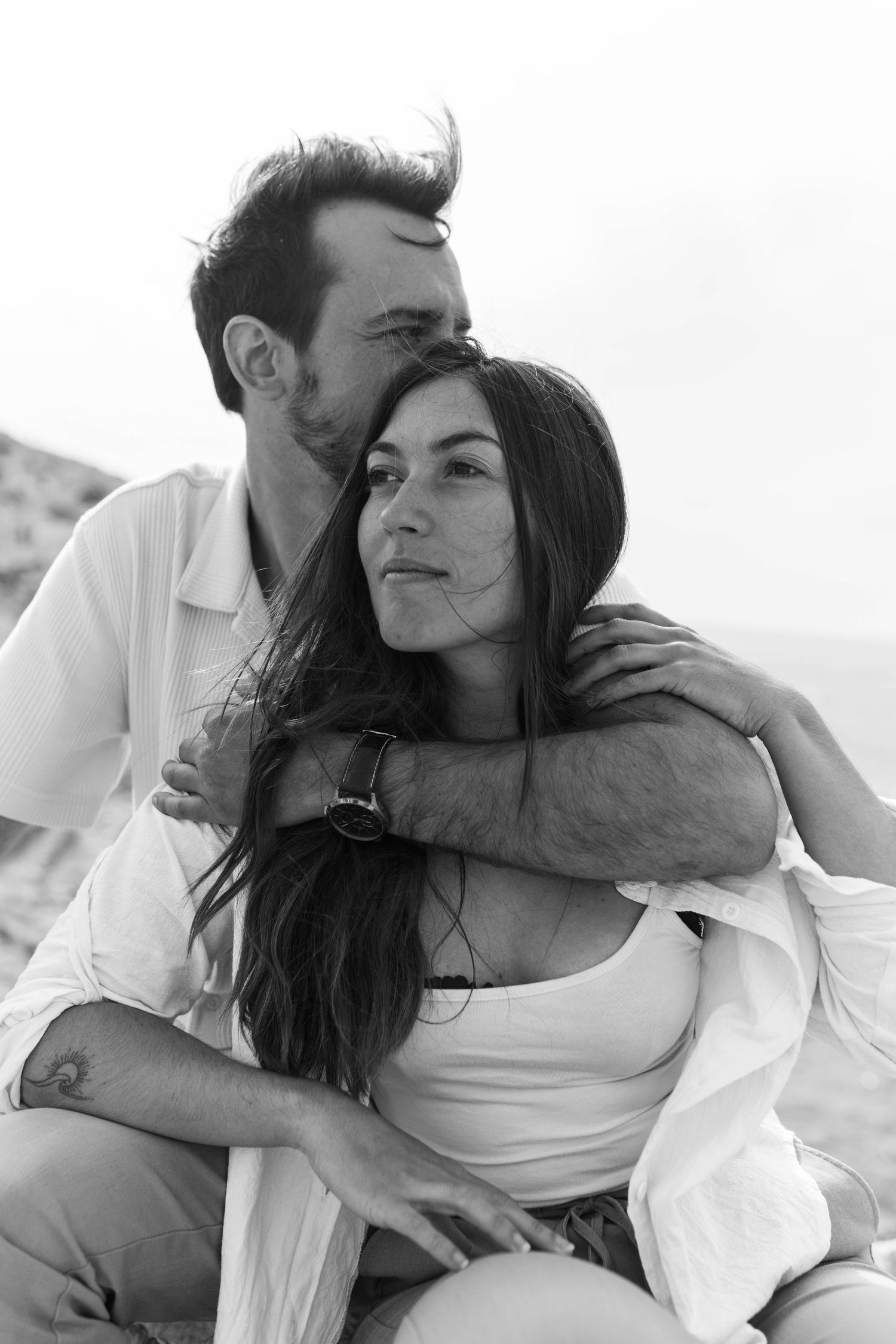 seance photo couple en bord de mer aux Goudes en noir et blanc