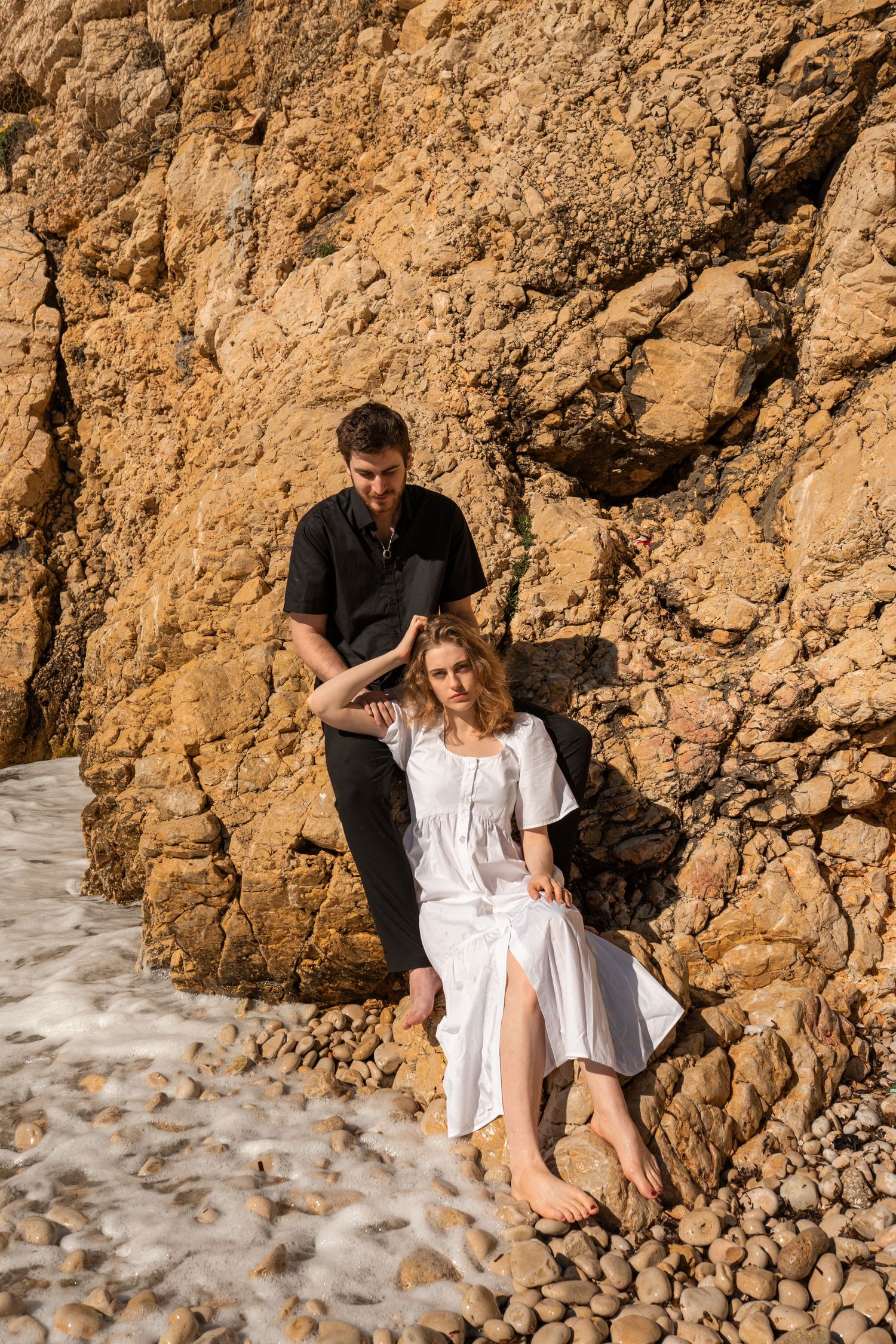 seance photo couple en bord de mer avant mariage roche jaune