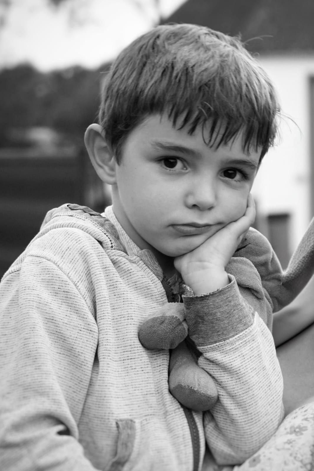 seance photo famille à Marseille en noir et blanc avec un enfant boudeur qui fait la grimace