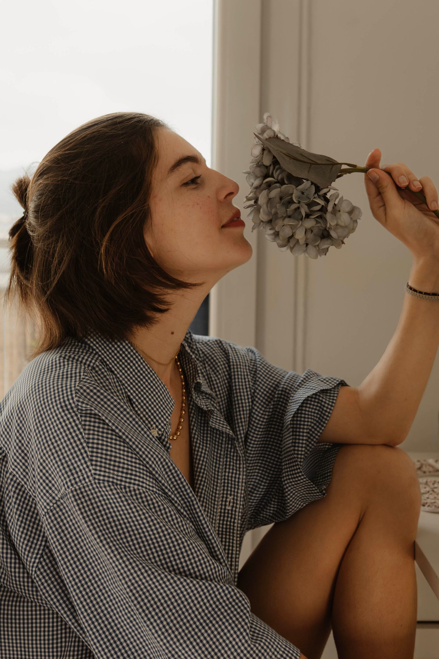 seance photo intimiste avec femme à domicile à marseille séance cocooning avec fleur