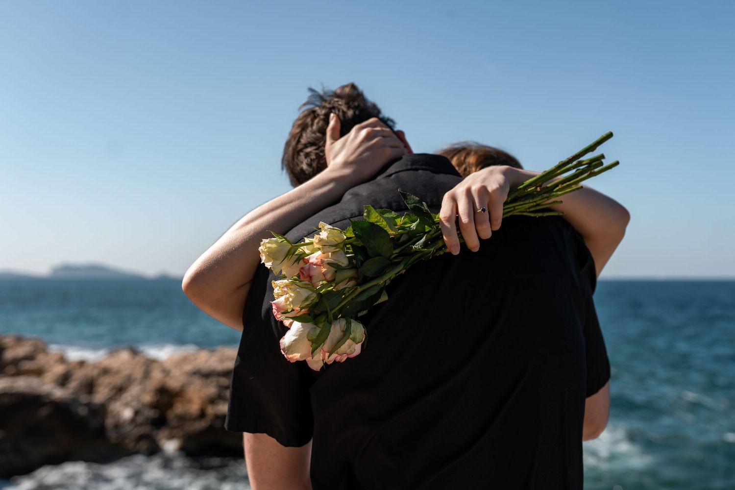 séance photo couple à Marseille avec un couple heureux, amoureux et rieur à Malmousque et fleurs