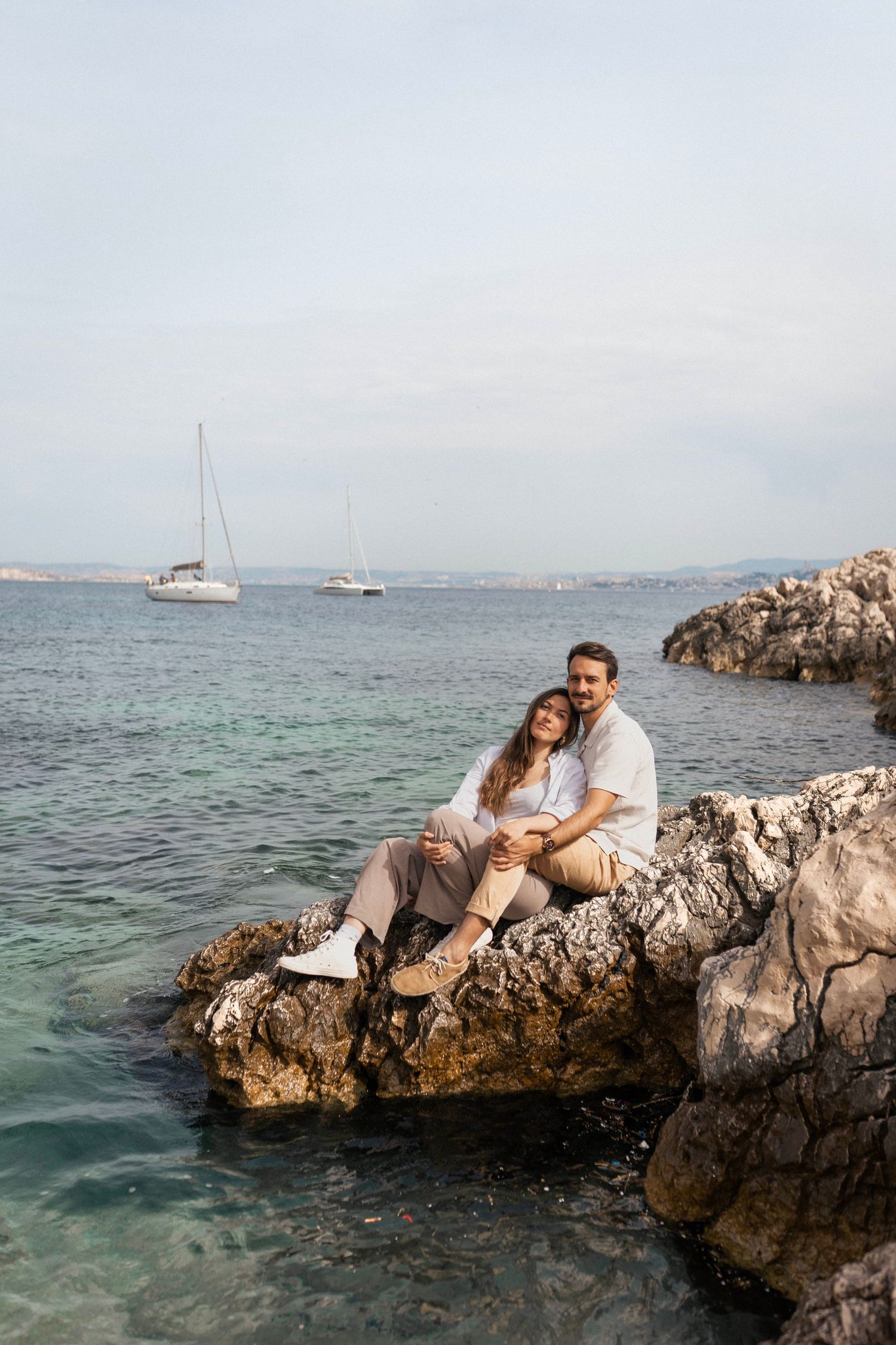 Séance photo grossesse avec un couple amoureux en extérieur en bord de mer à marseille