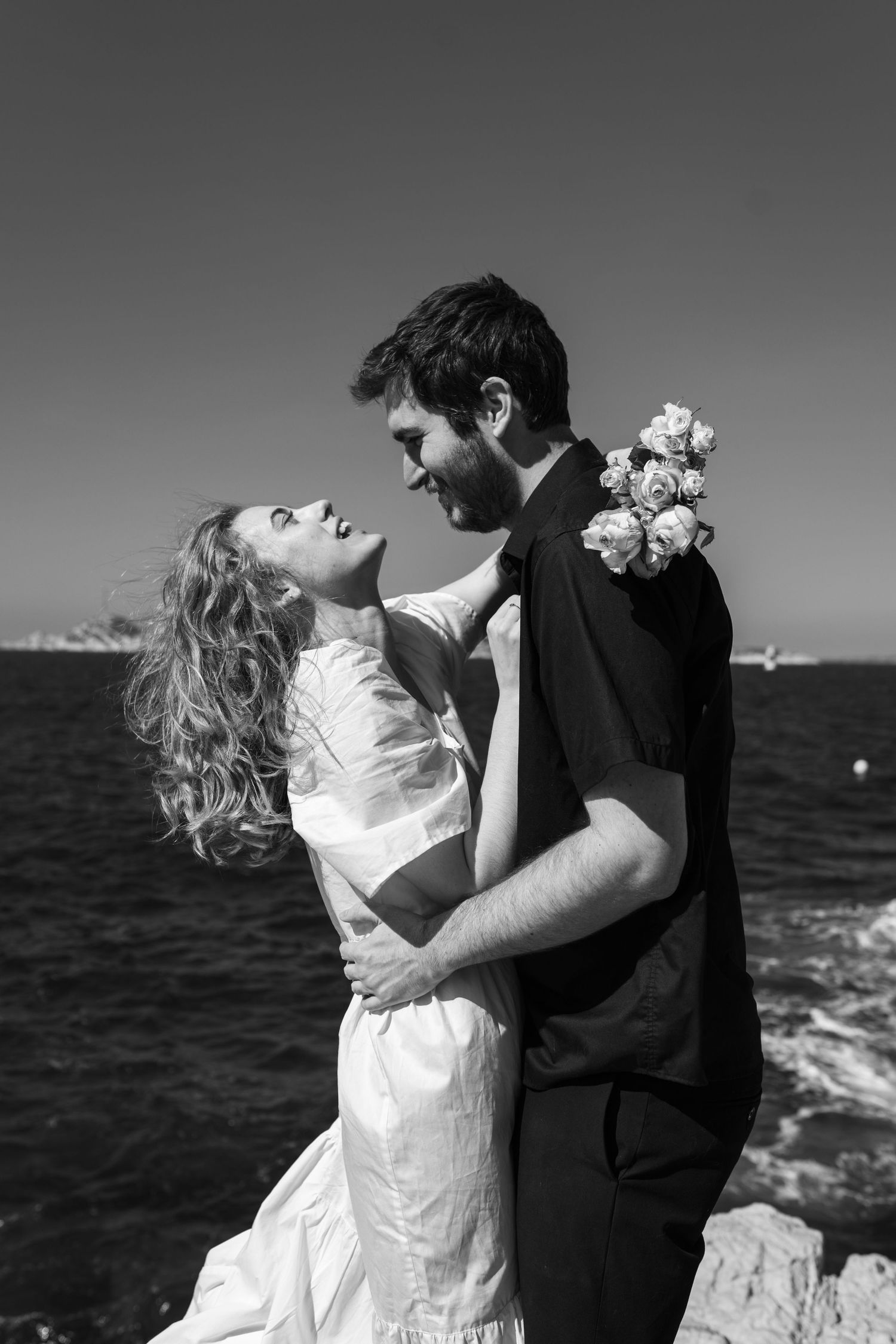 séance photo couple à Marseille avec un couple heureux, amoureux et rieur à Malmousque en nb