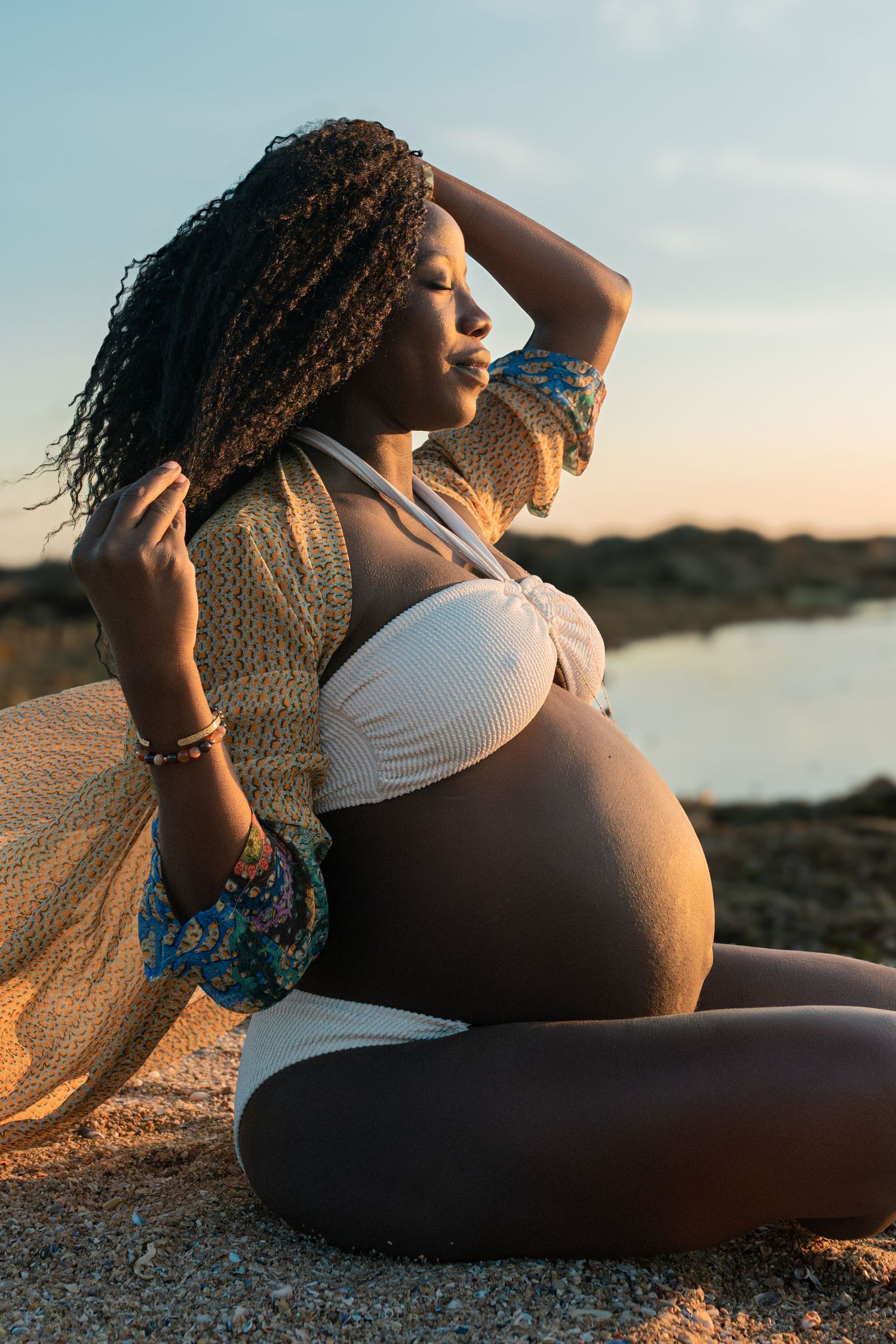 seance photo à Marseille d'une femme enceinte en maillot de bain sur la plage
