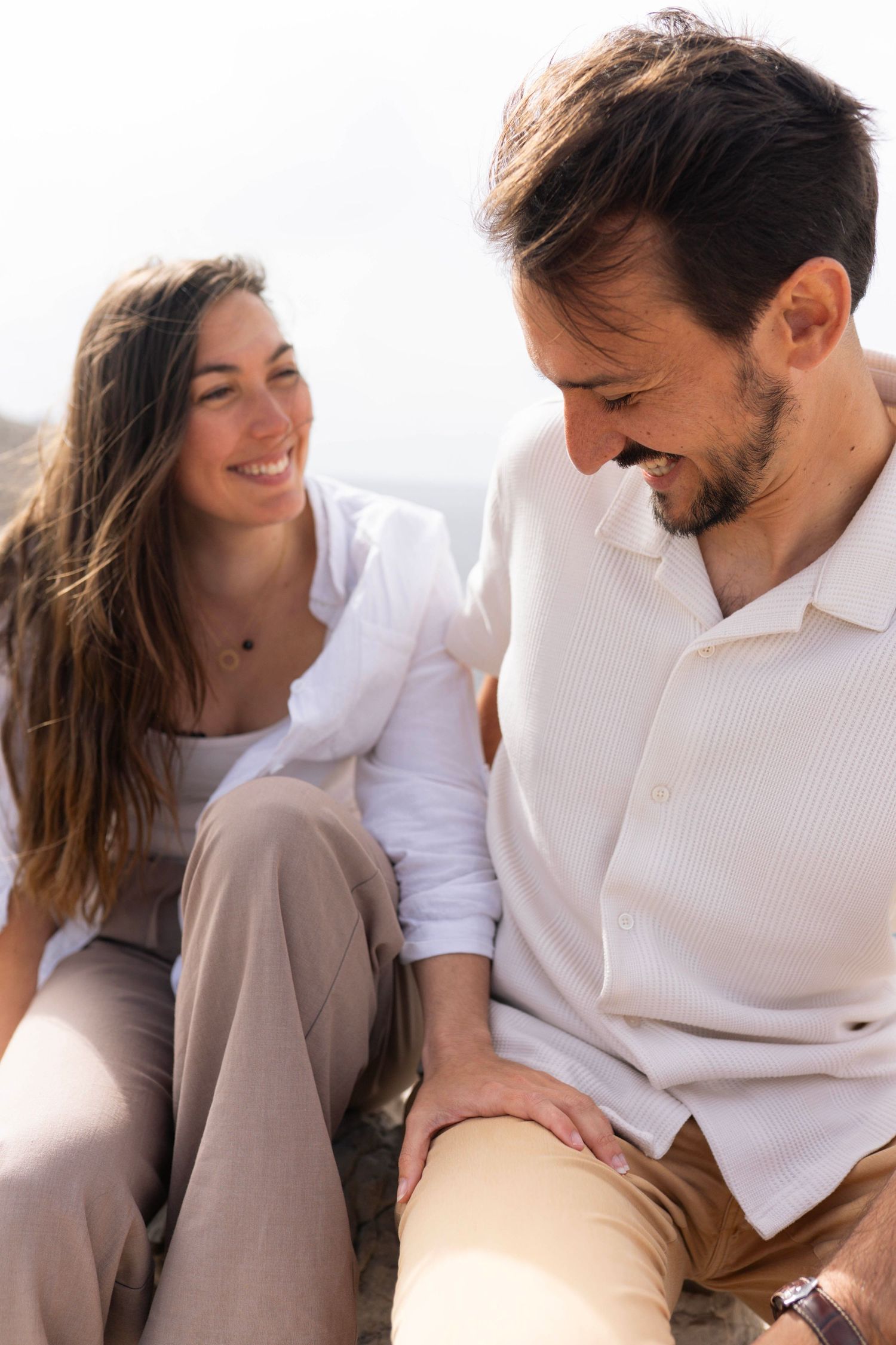 séance photo couple en bord de mer aux Goudes, la femme regarde son amant avec amour