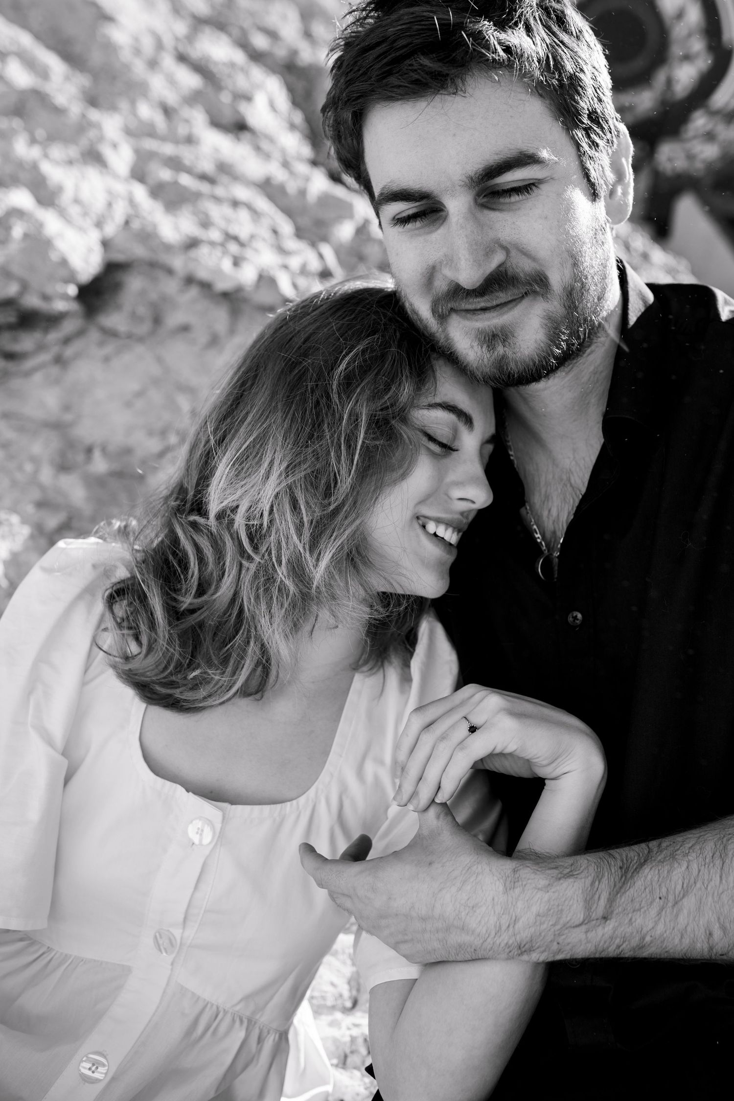 séance photo couple à Marseille avec un couple heureux, amoureux et rieur à Malmousque en nb