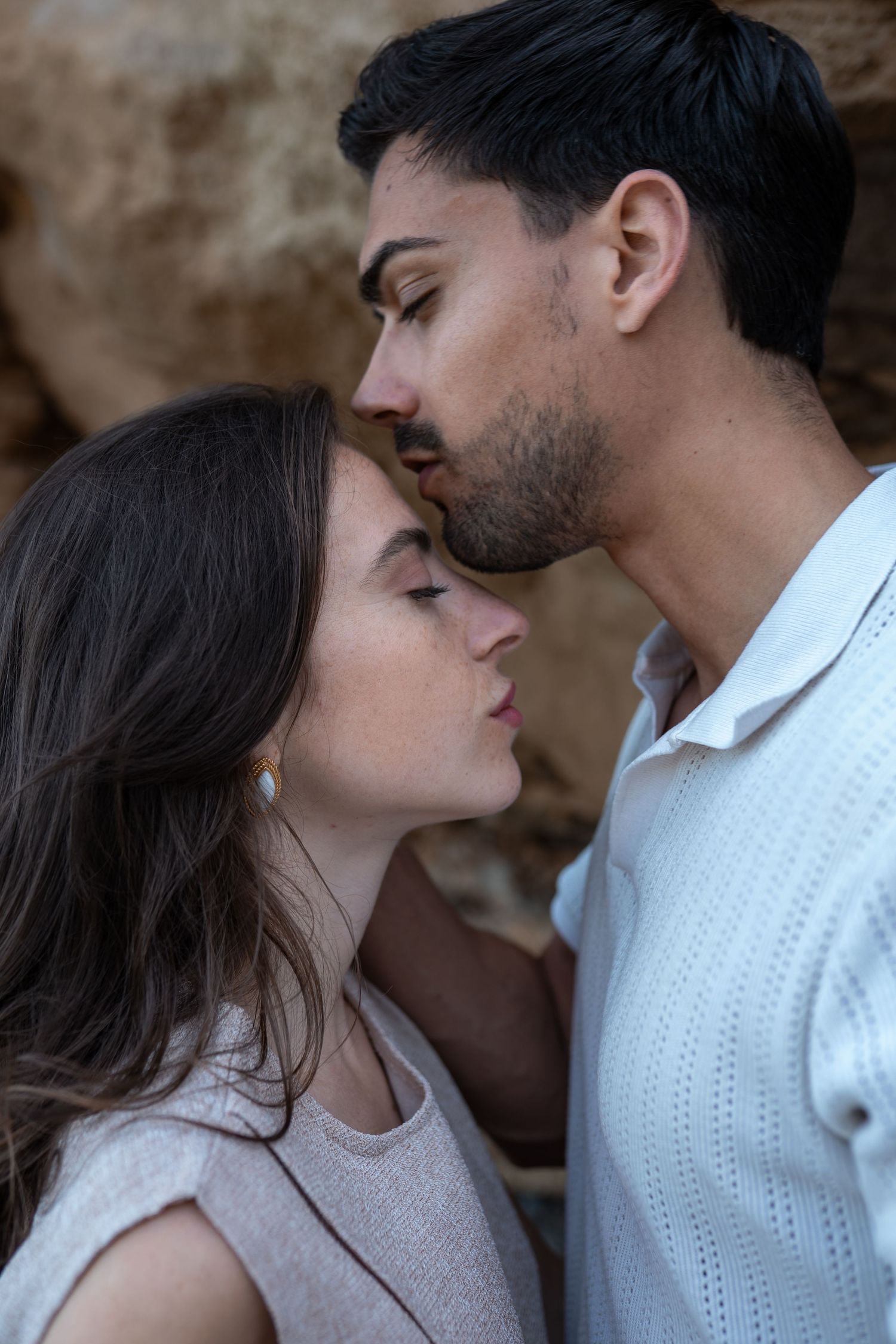 seance photo couple à Saint cry sur mer, beau couple amoureux dans un esprit mode intemporel