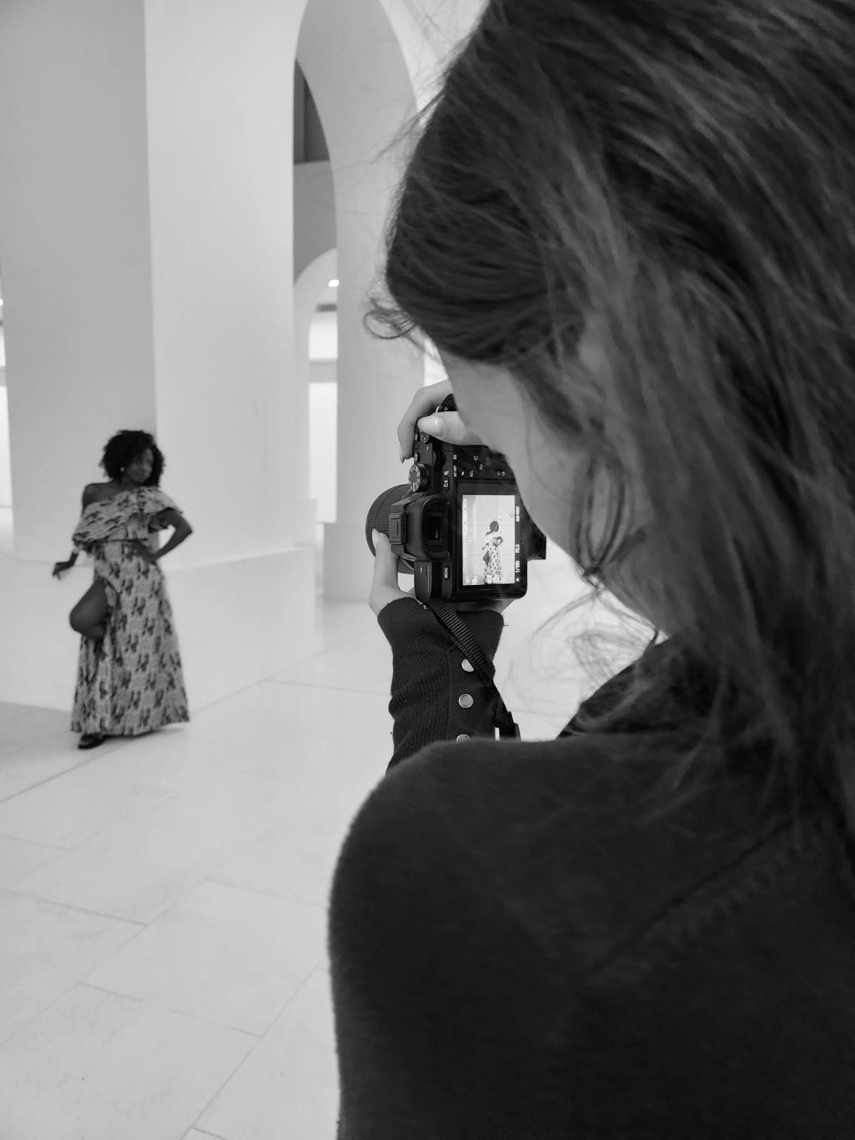 seance photo à Marseille dans un musée avec une femme qui pose