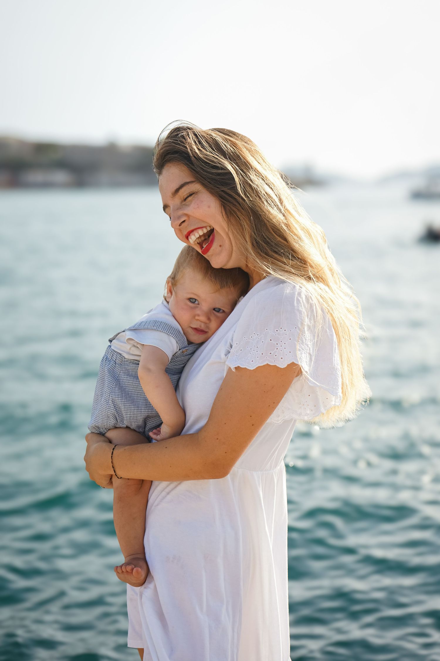 seance photo famille avec une maman et son bébé en bord de mer au Mucem J4