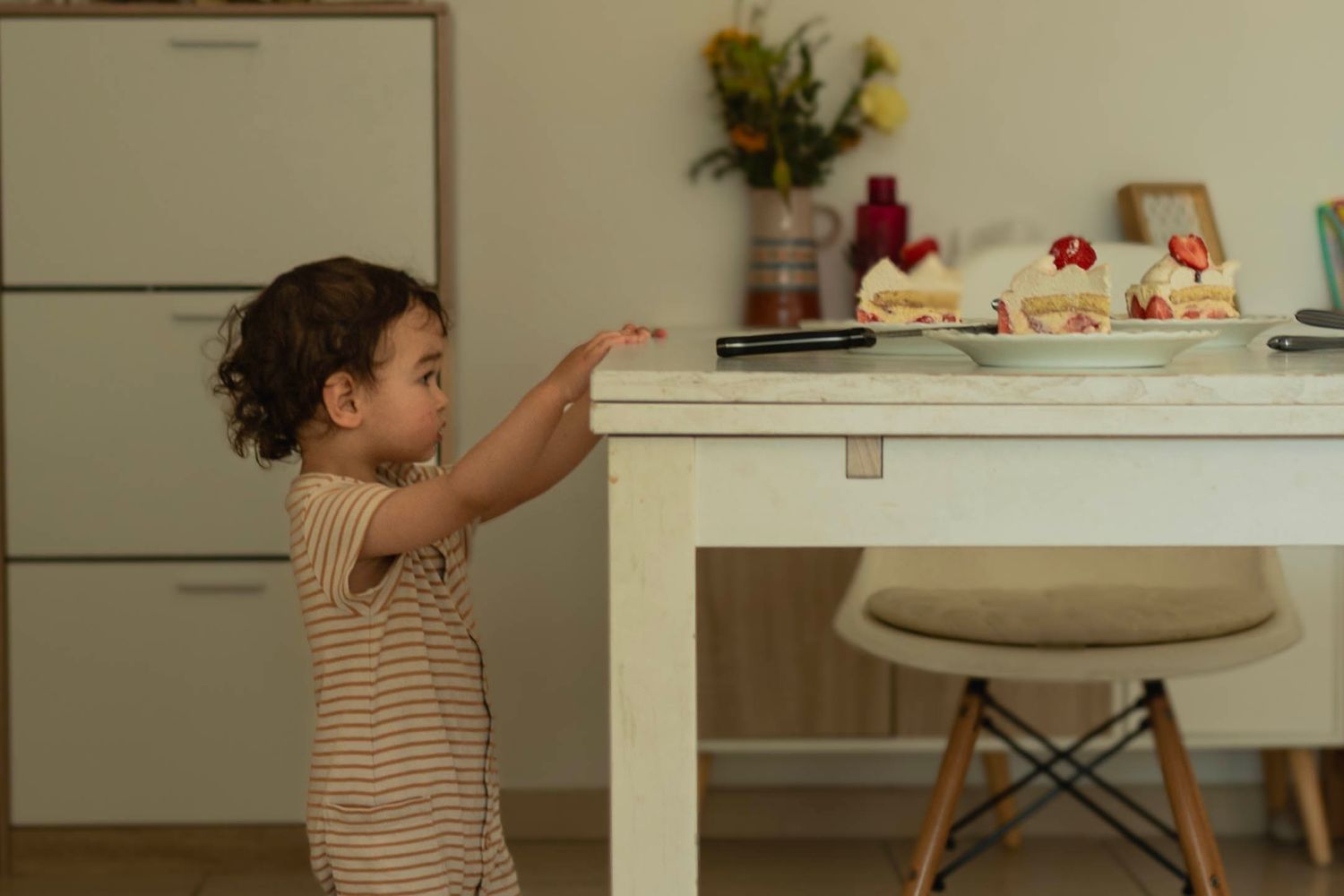 seance photo famille à Marseille bébé dans un acte quotidien en train de manger un gâteau