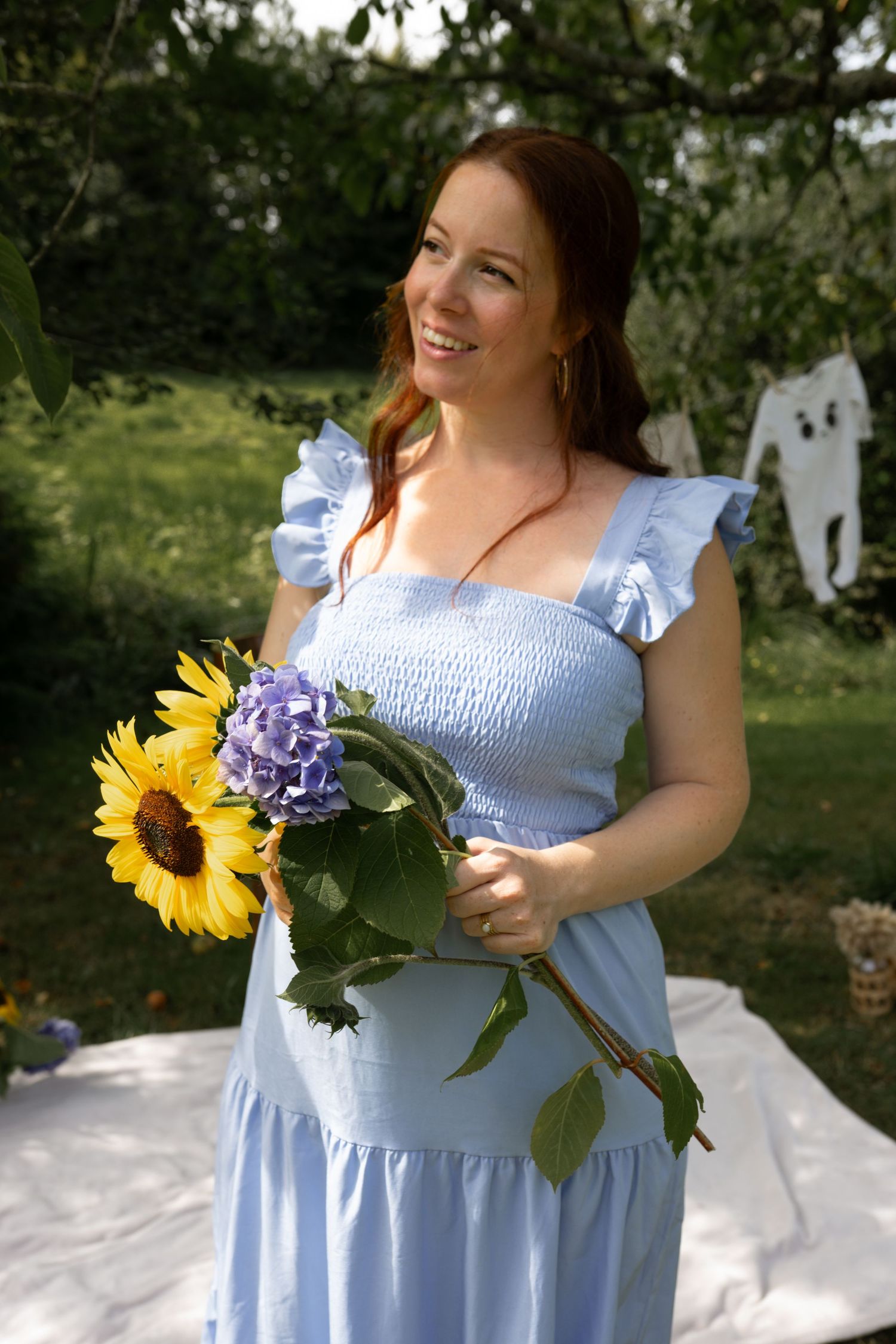 Séance photo grossesse en extérieur esprit champêtre à marseille avec des fleurs