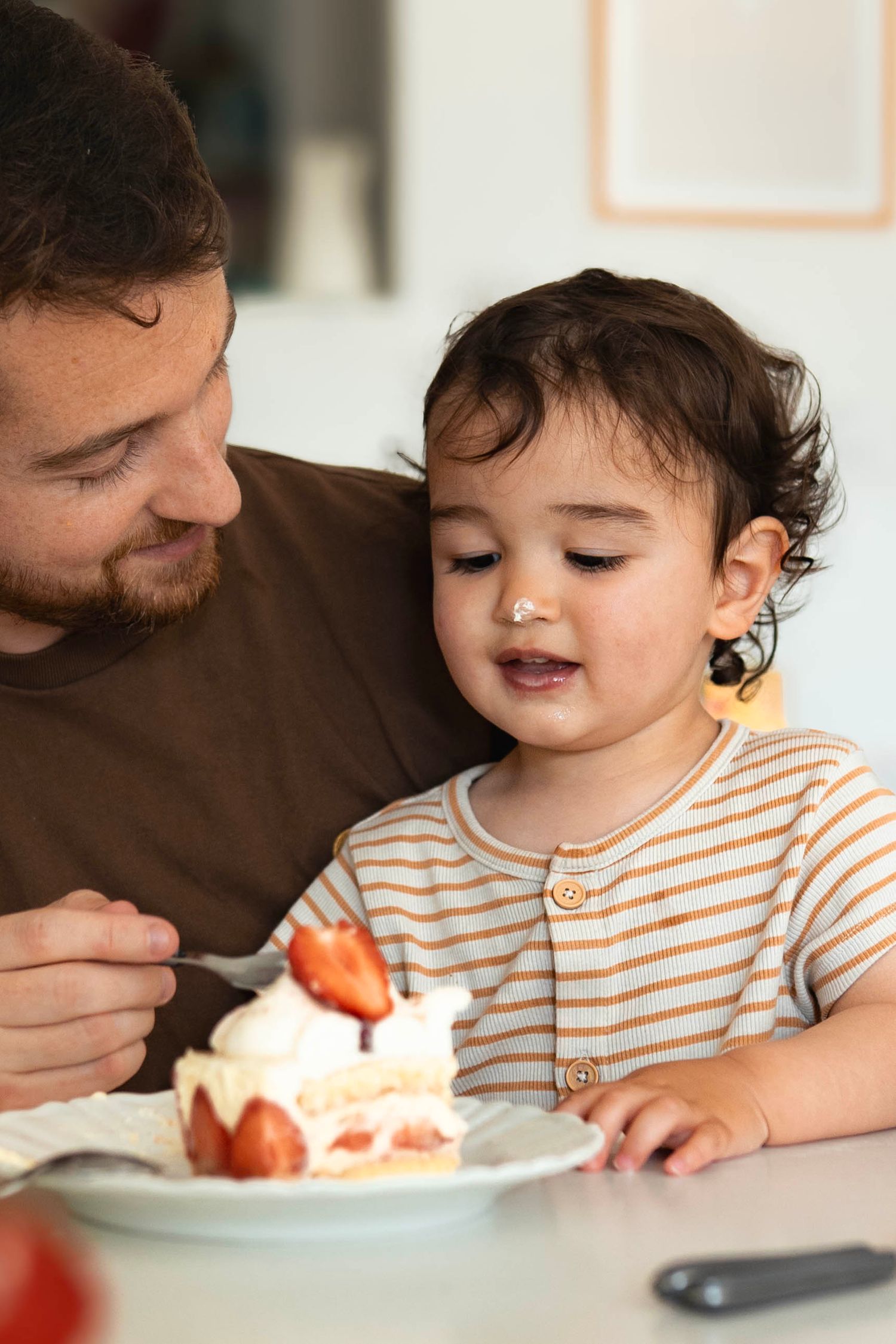 seance photo famille à Marseille bébé dans son quotidien en train de manger un gâteau avec son papa