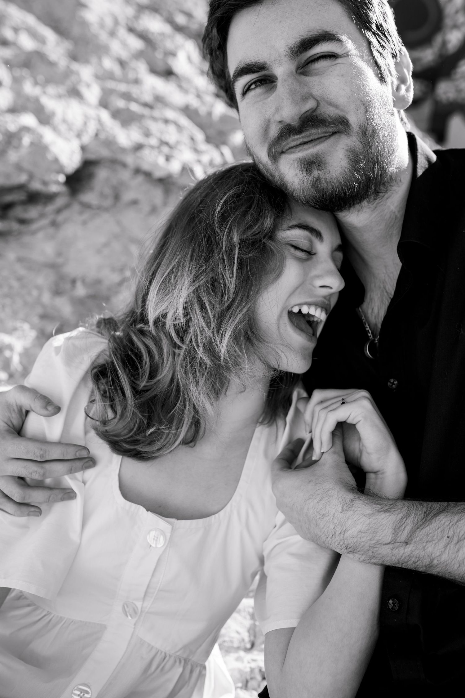 séance photo couple en bord de mer à Malmousque, la femme rit dans les bras de son amant