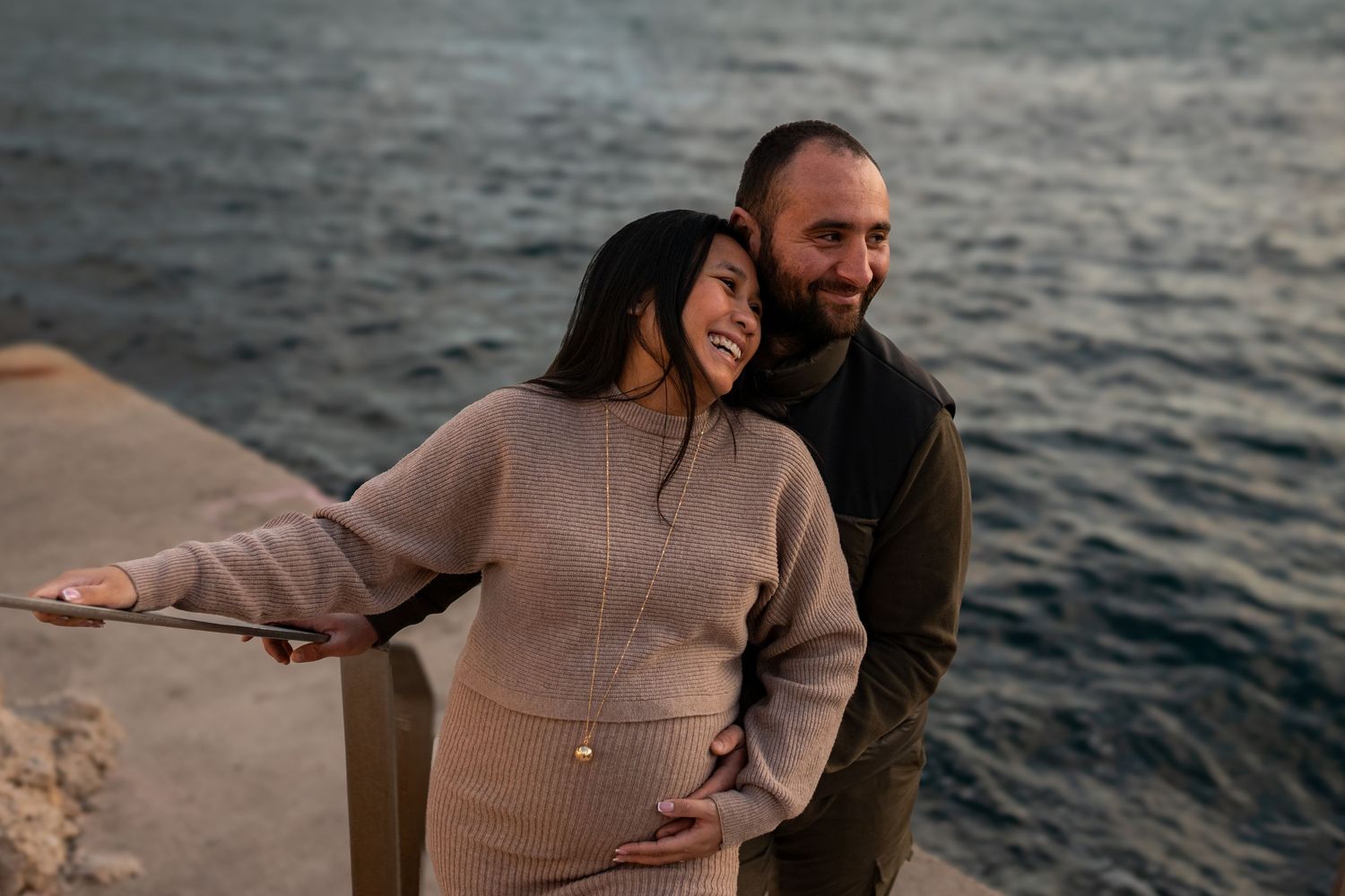 séance photo grossesse à Marseille avec un couple heureux en bord de mer
