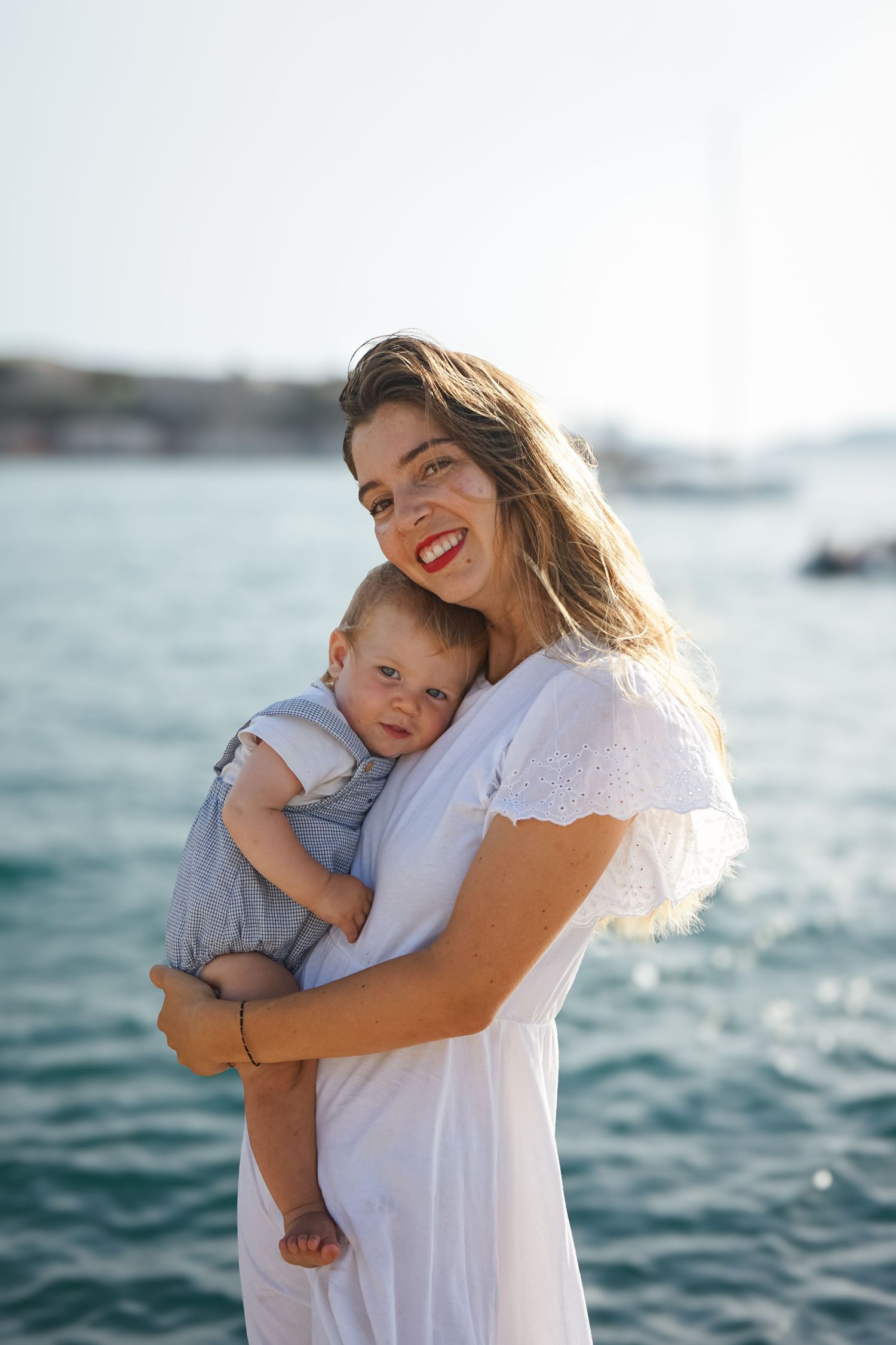 seance photo famille avec une maman et son bébé en bord de mer au Mucem J4