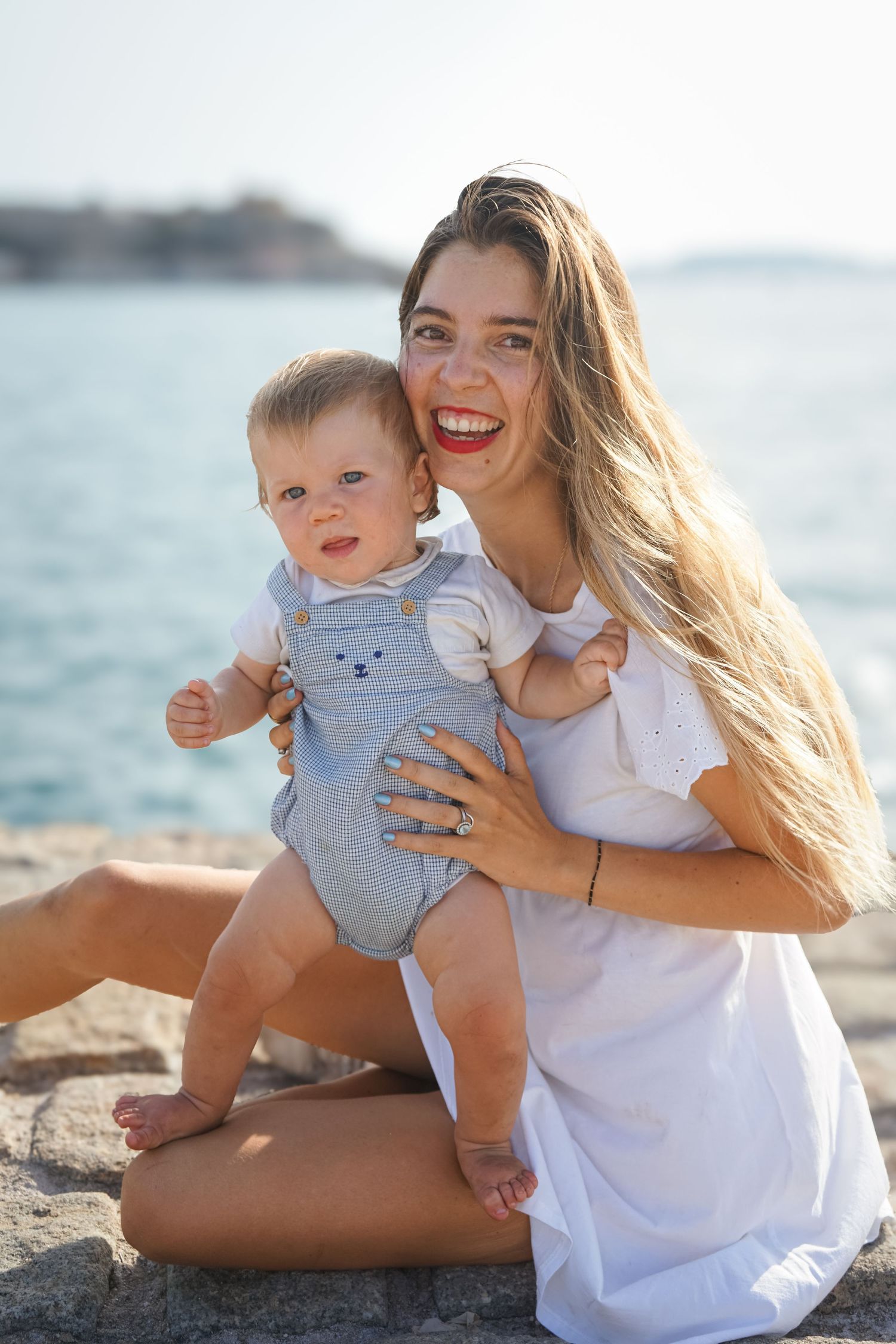 seance photo famille avec bébé en bord de mer à marseille, câlin entre maman et bébé