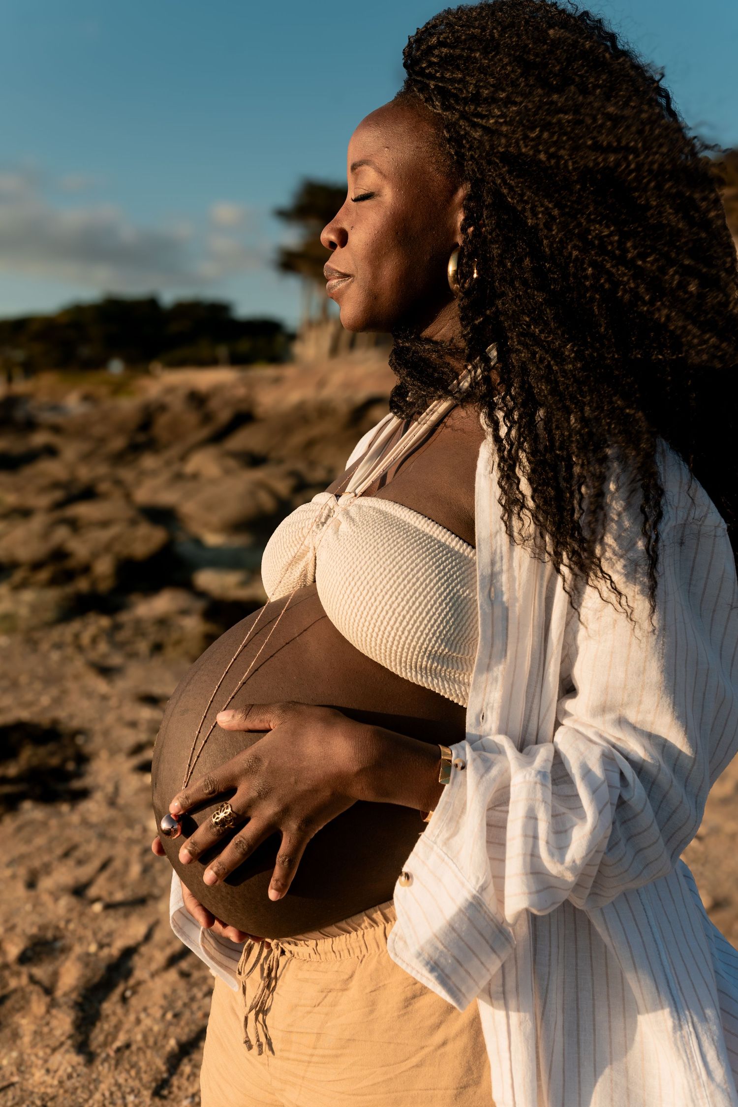 seance photo grossesse à Marseille d'une femme enceinte en maillot de bain sur la plage