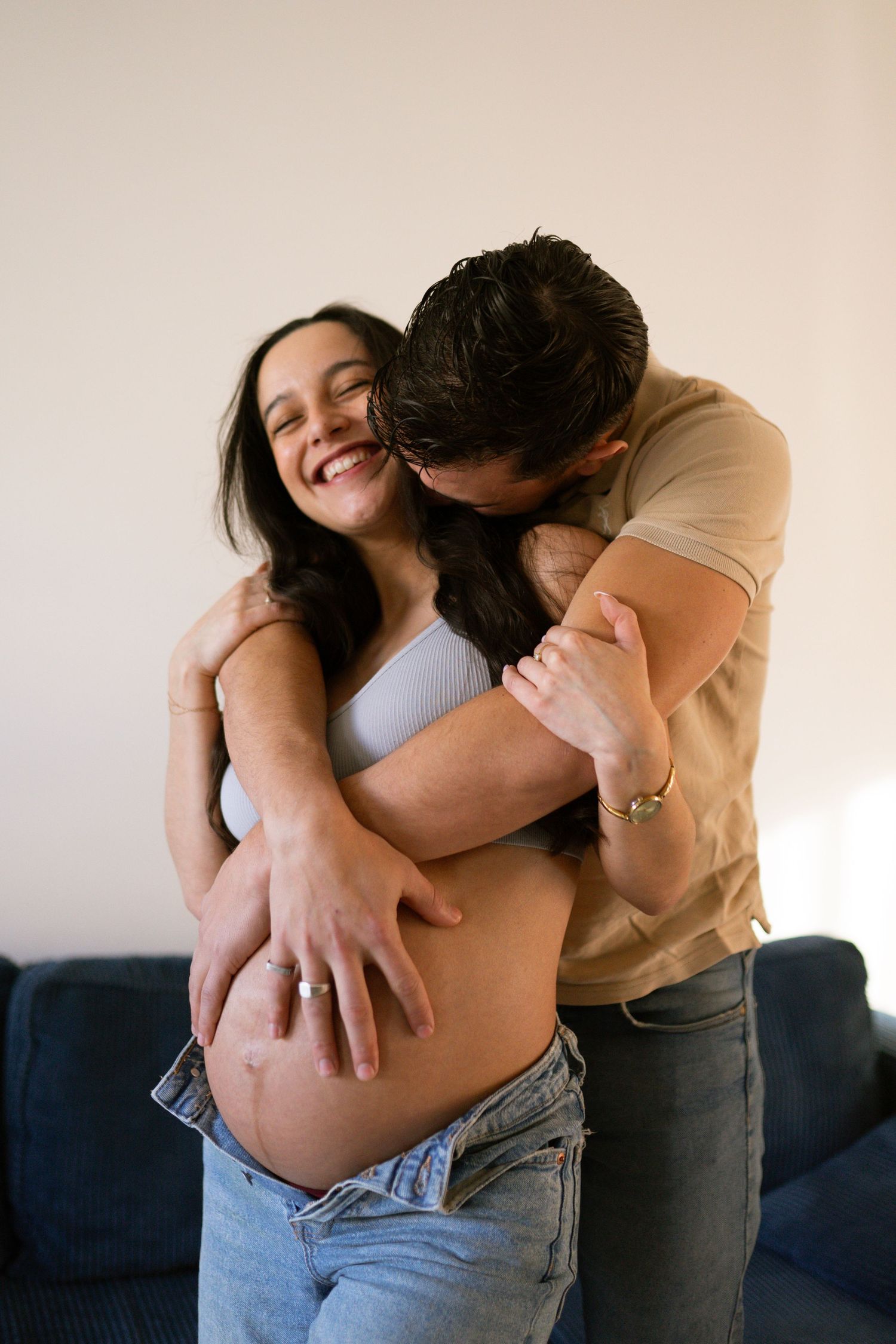 seance photo couple amoureux et jouer, le papa touche le ventre de la maman à domicile à Marseille