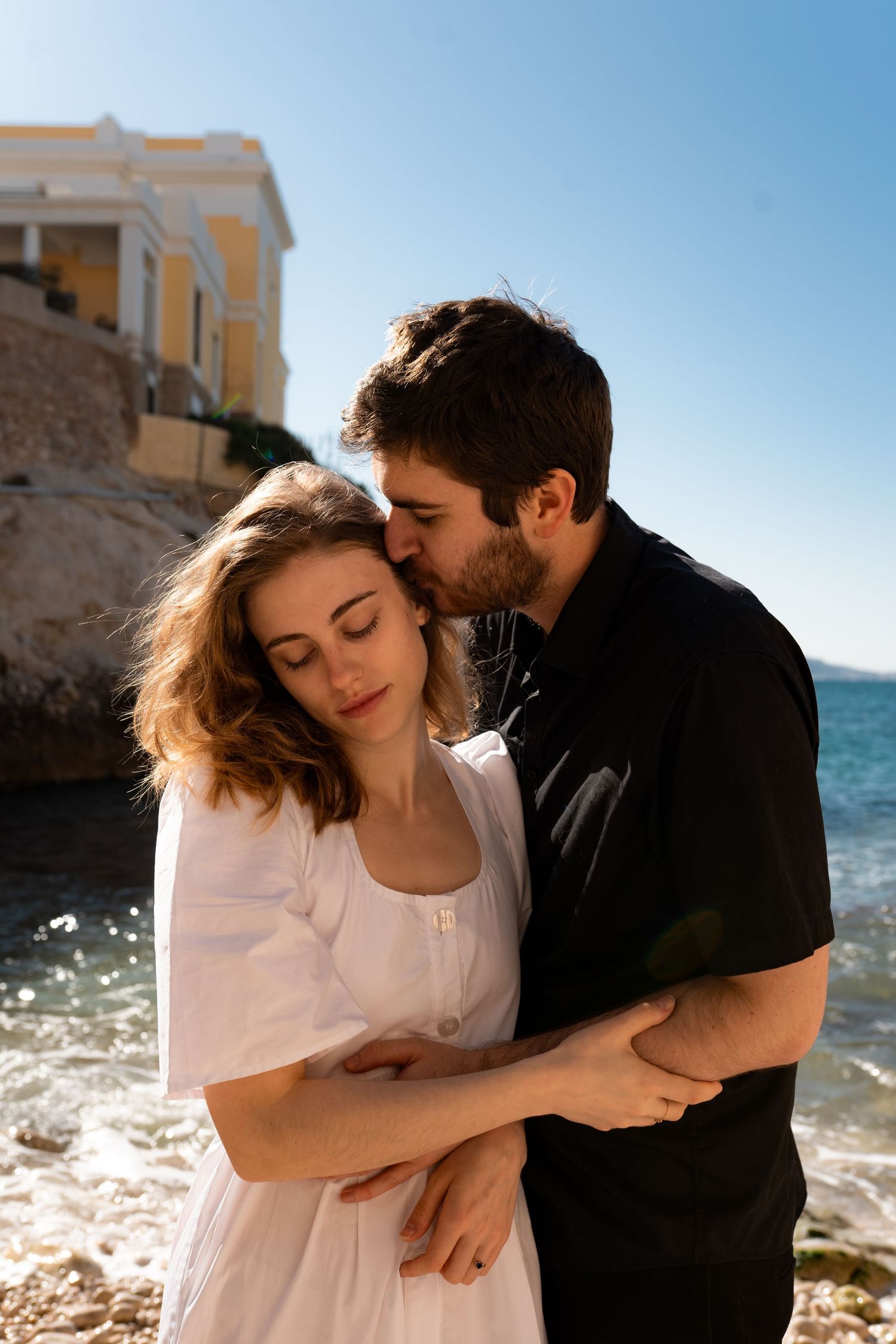 seance photo couple en bord de mer avant mariage
