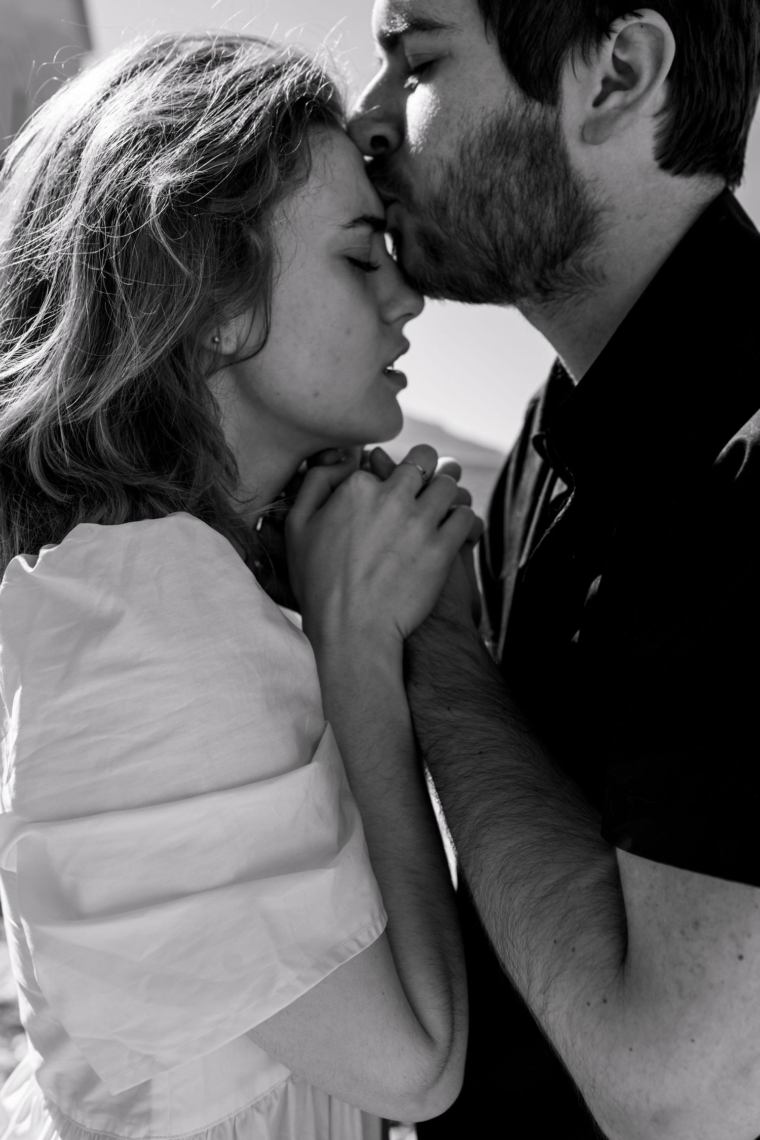 seance photo couple en bord de mer avant mariage en noir et blanc