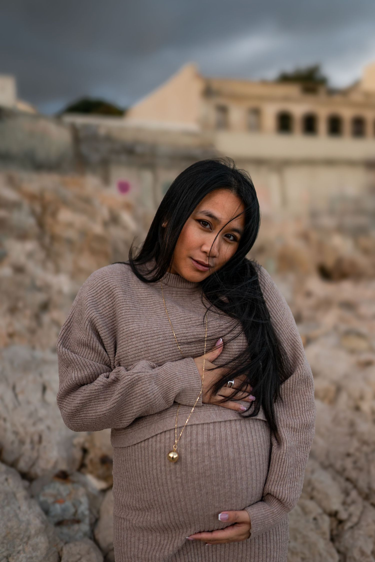 séance photo grossesse à Marseille avec une femme en bord de mer dans un esprit cocooning