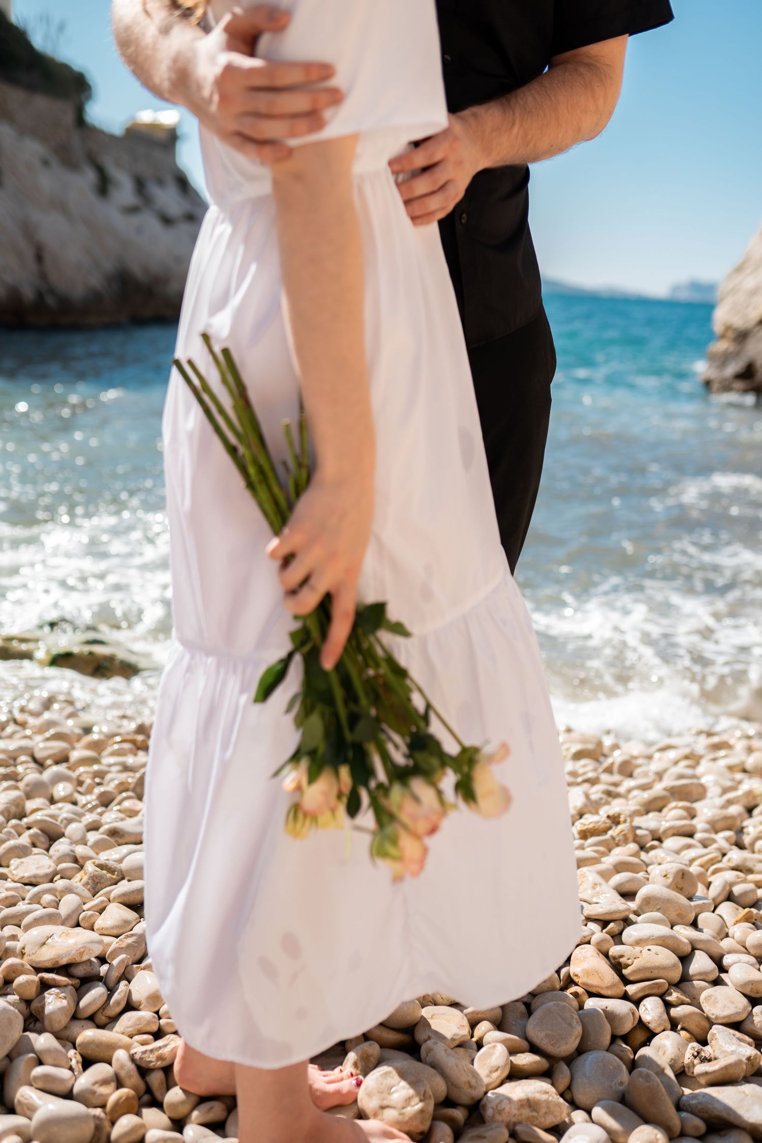 seance photo couple en bord de mer avant mariage focus sur le détail du bouquet