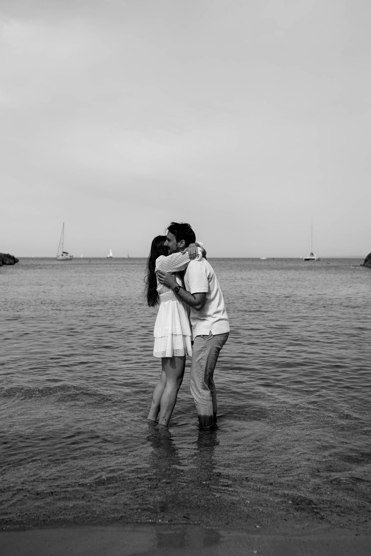 seance photo couple en bord de mer aux Goudes en noir et blanc