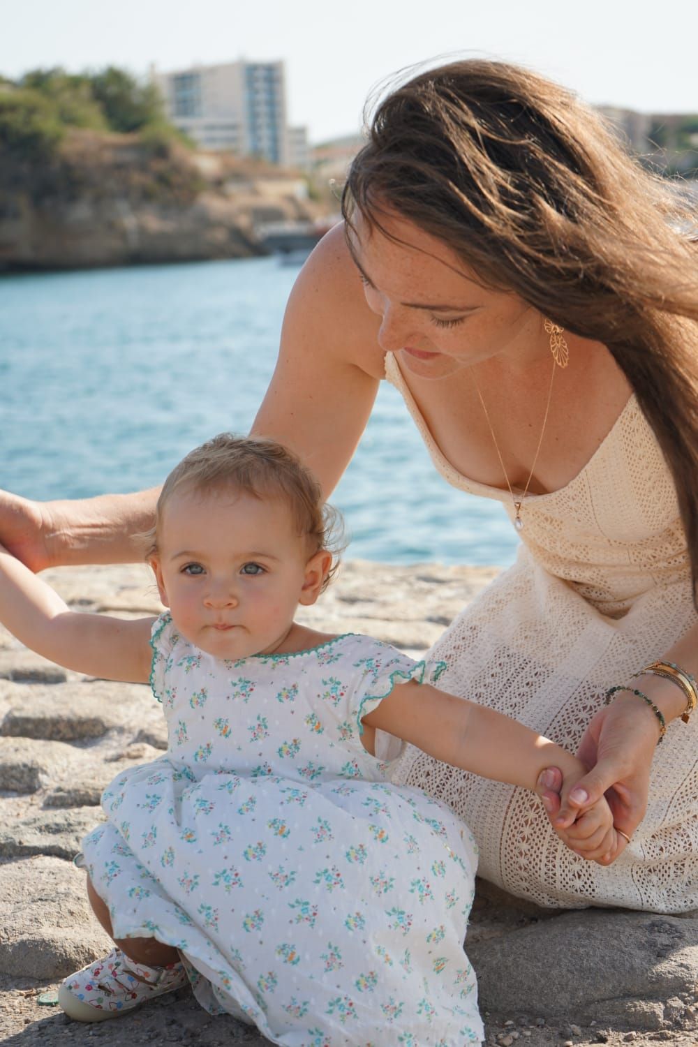 seance photo famille avec bébé en bord de mer à marseille, câlin entre maman et bébé