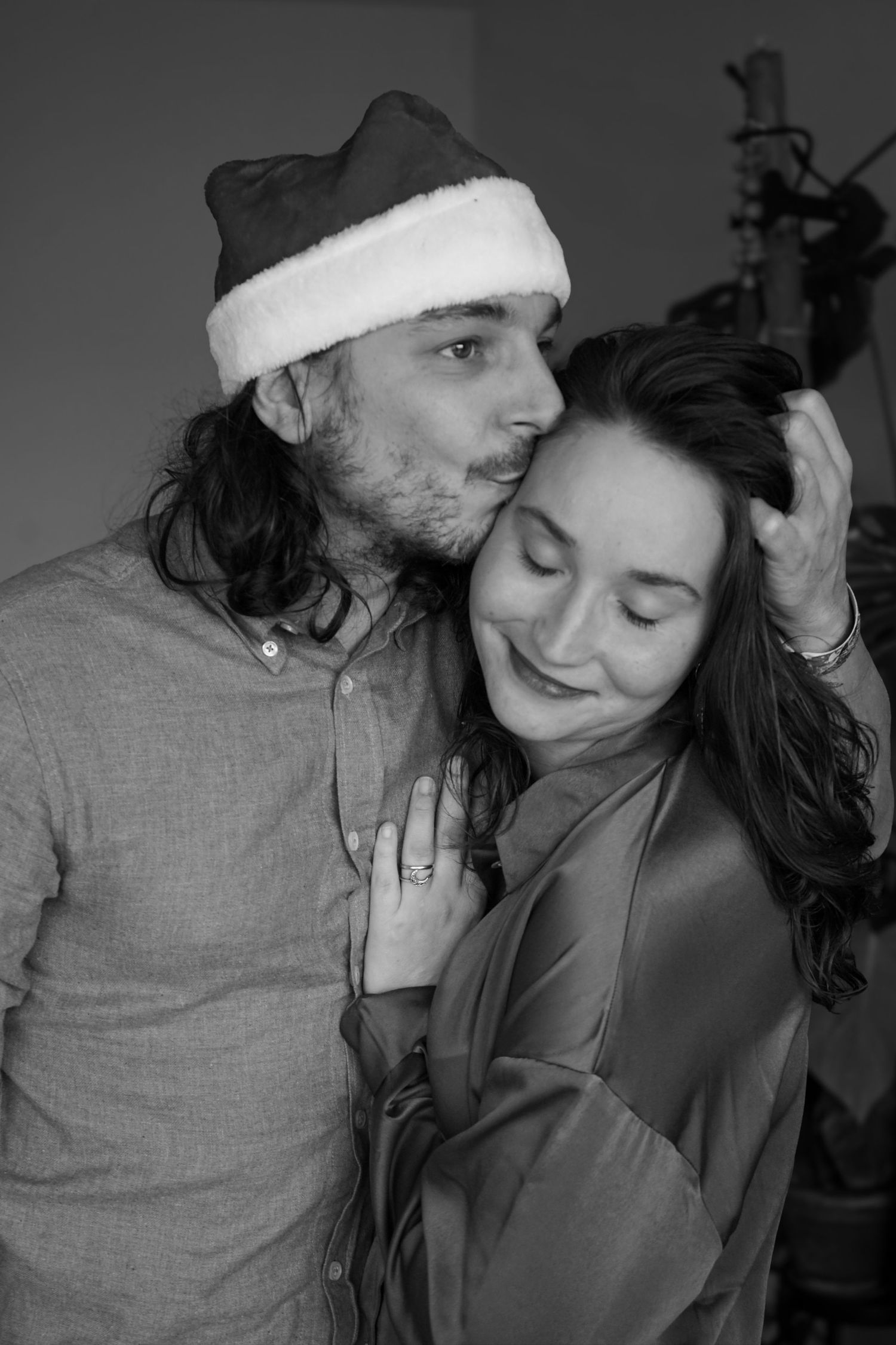 seance photo avec un couple amoureux pour Noel à  Marseille en nb