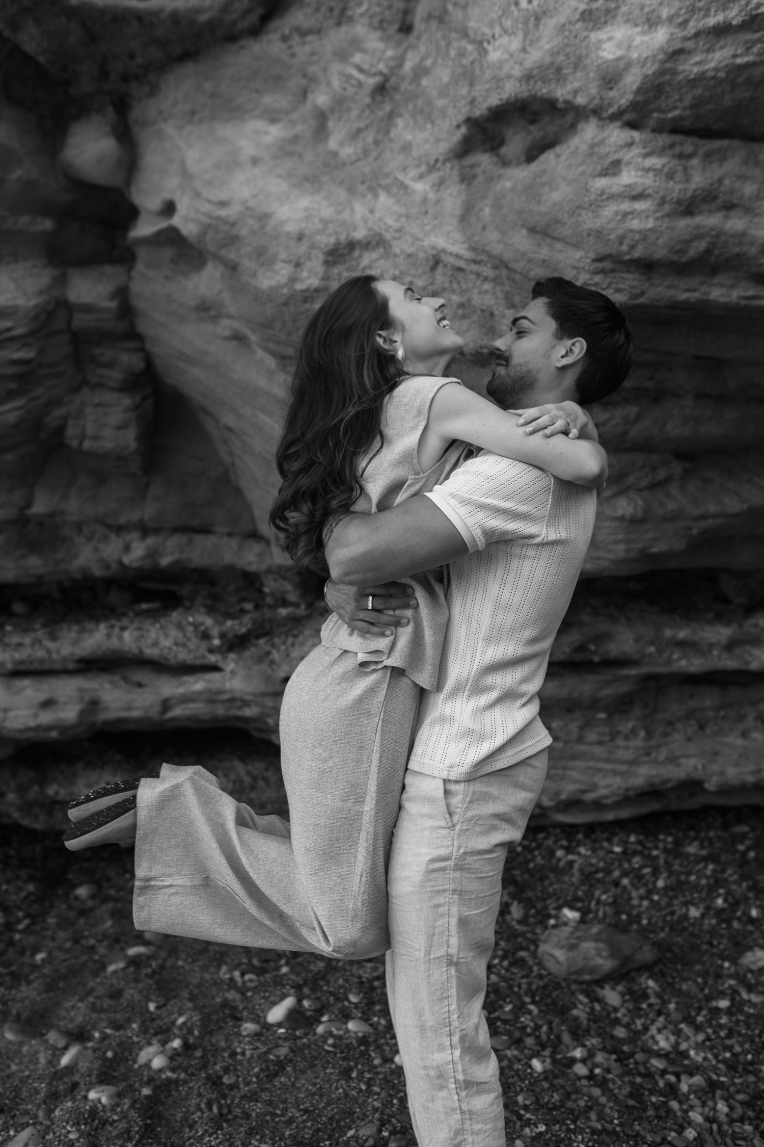 seance photo couple en bord de mer aux Goudes en noir et blanc