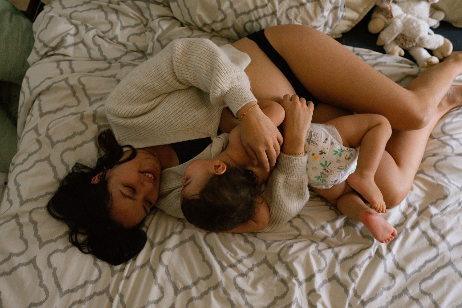 seance photo grossesse avec enfant à domicile esprit cocooning et chaleureux à marseille