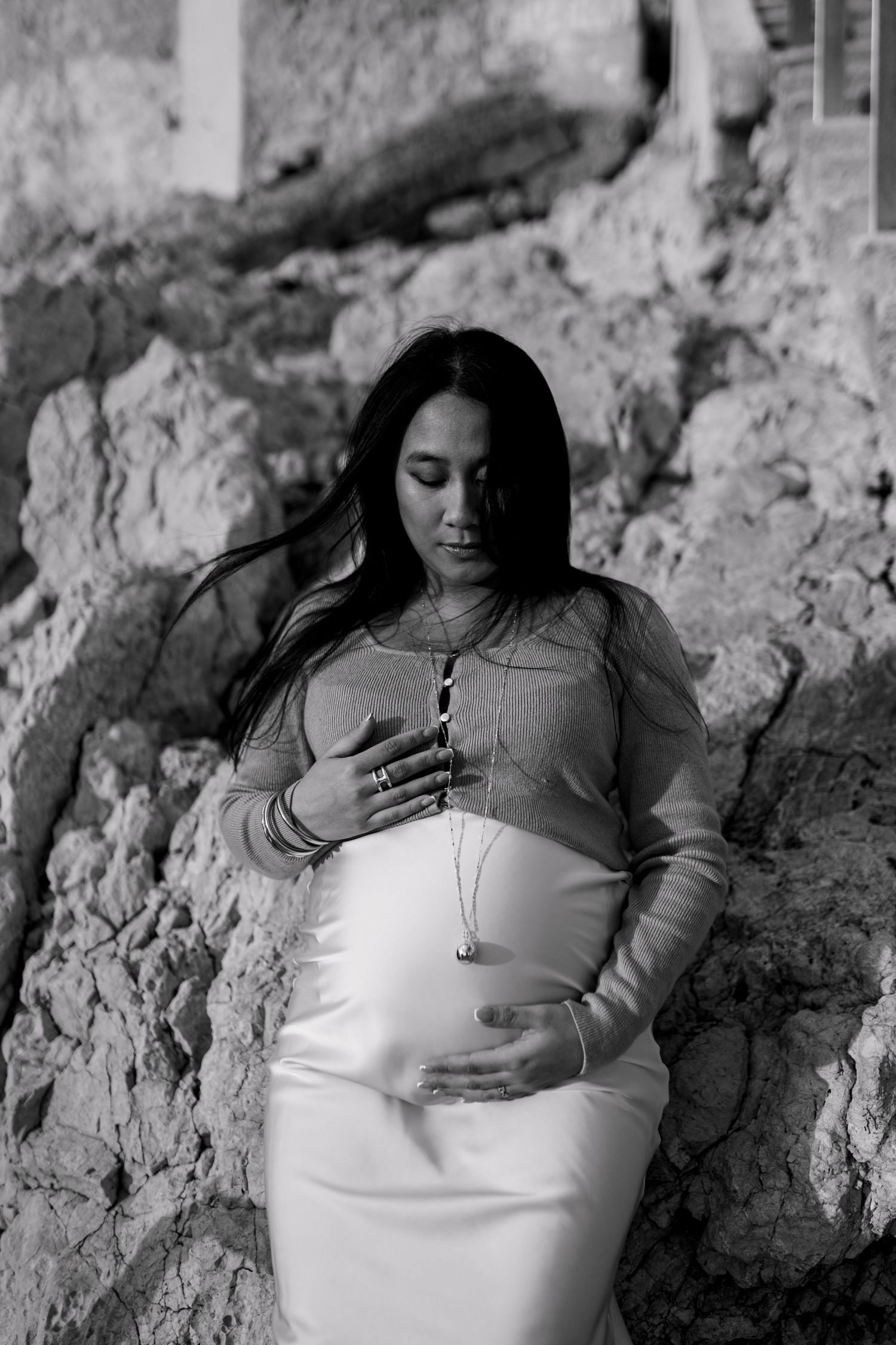 seance photo grossesse en Bord de mer à Malmousque à marseille en noir et blanc