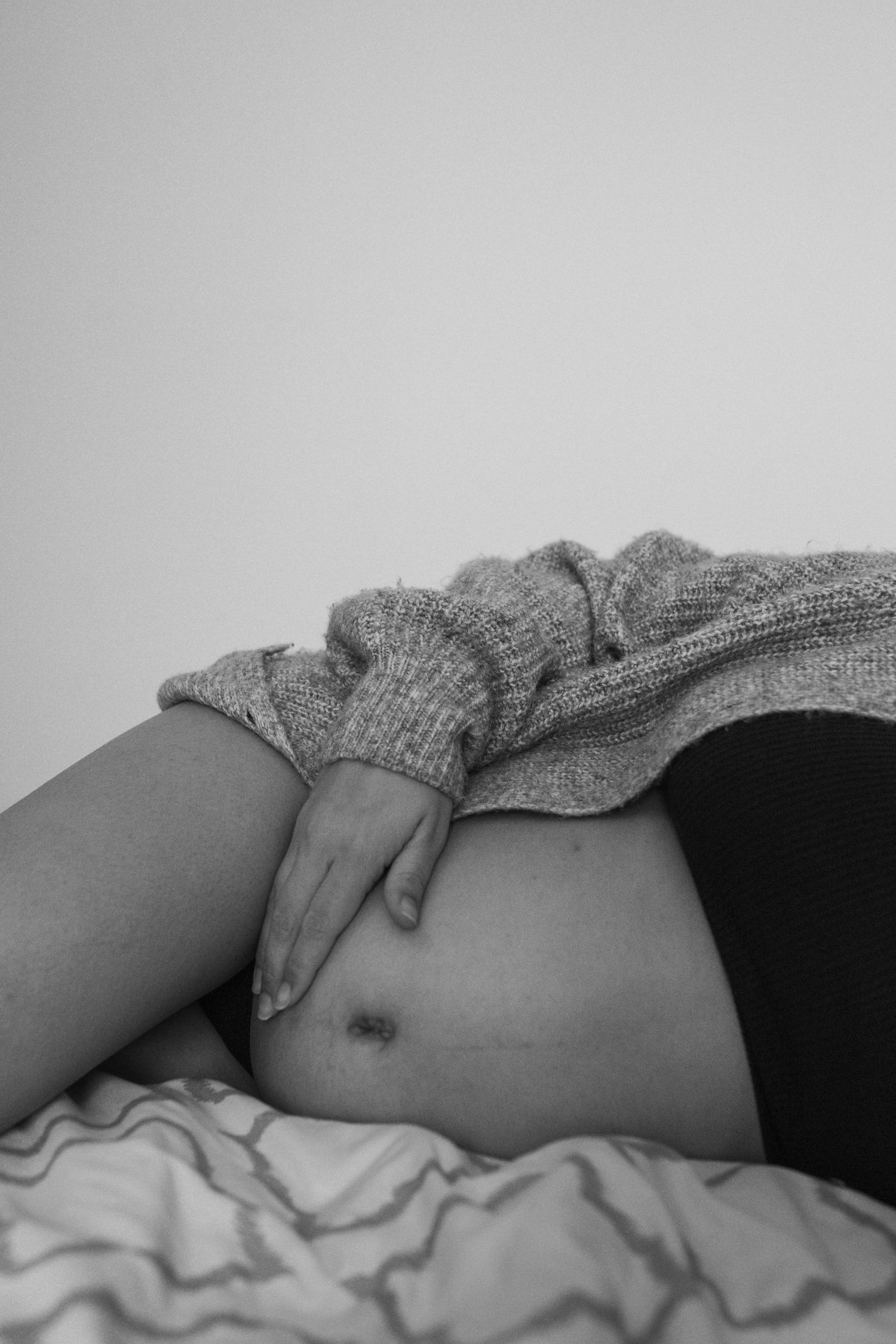 seance photo grossesse à Marseille en noir et blanc focus détail ventre dans esprit mode intemporel