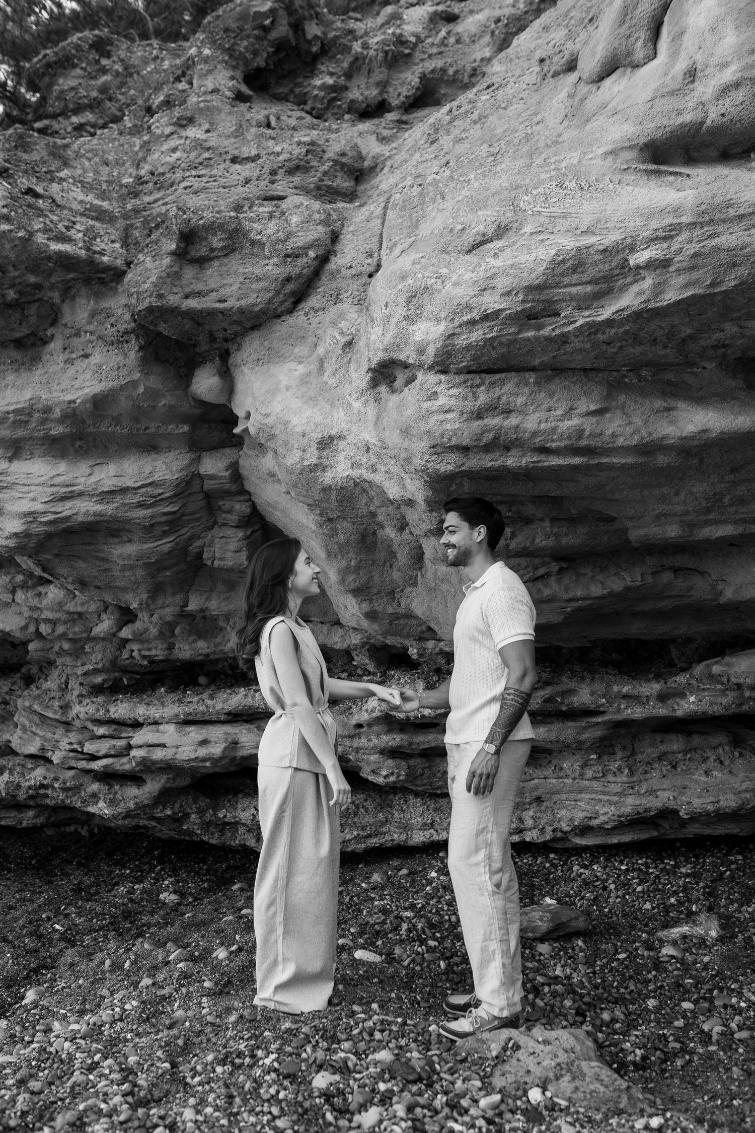 seance photo couple en bord de mer aux Goudes en noir et blanc