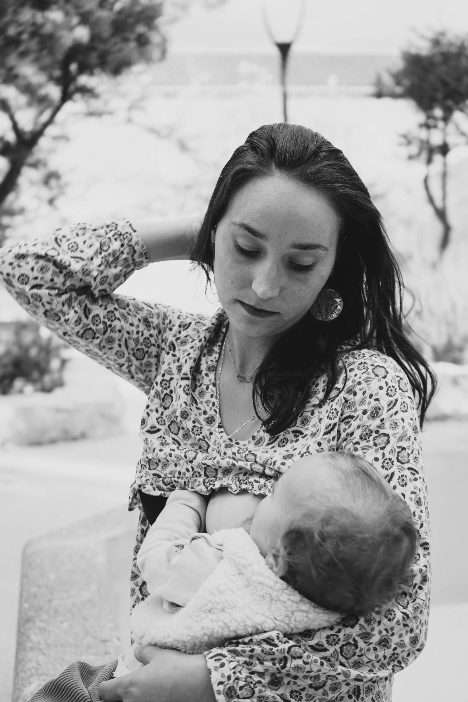 seance photo allaitement où maman allaite son bébé Marseille