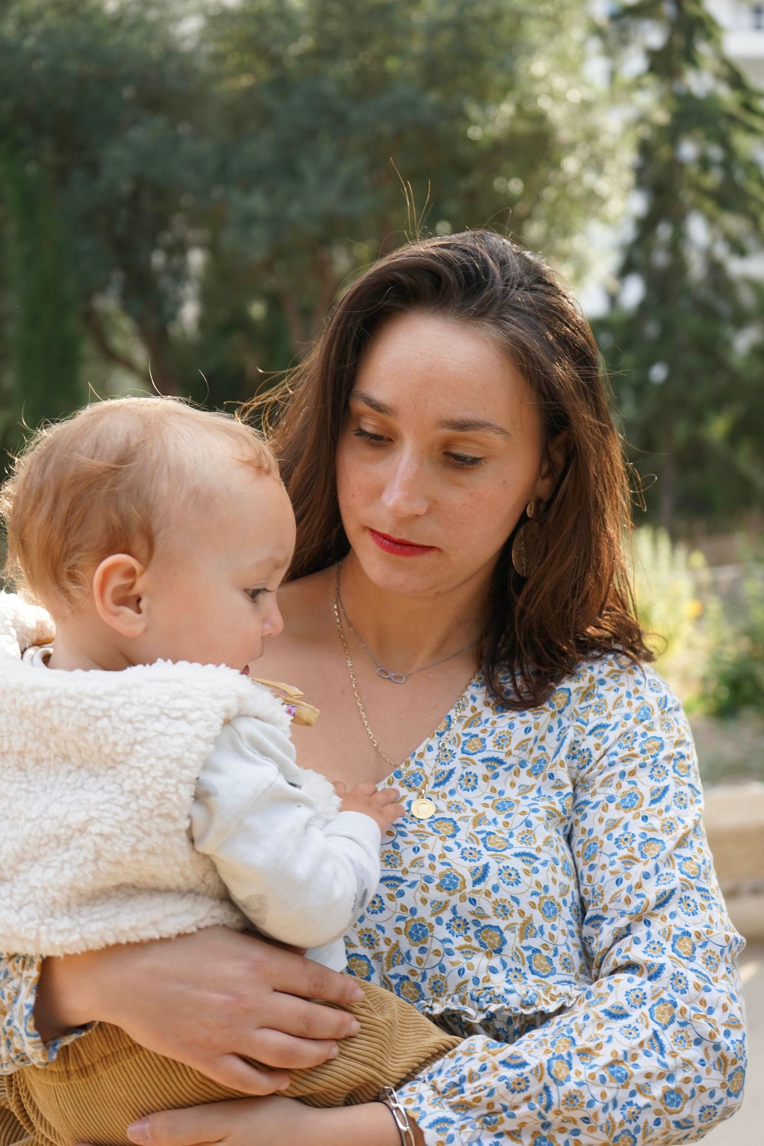 seance photo famille avec bébé dans un cadre champêtre à marseille, câlin entre maman et bébé
