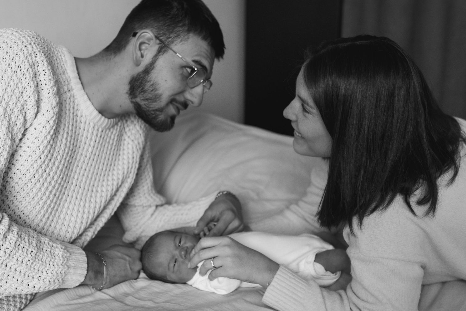 seance photo famille avec bébé et couple amoureux qui se regarde dans le lit à Marseille en nb