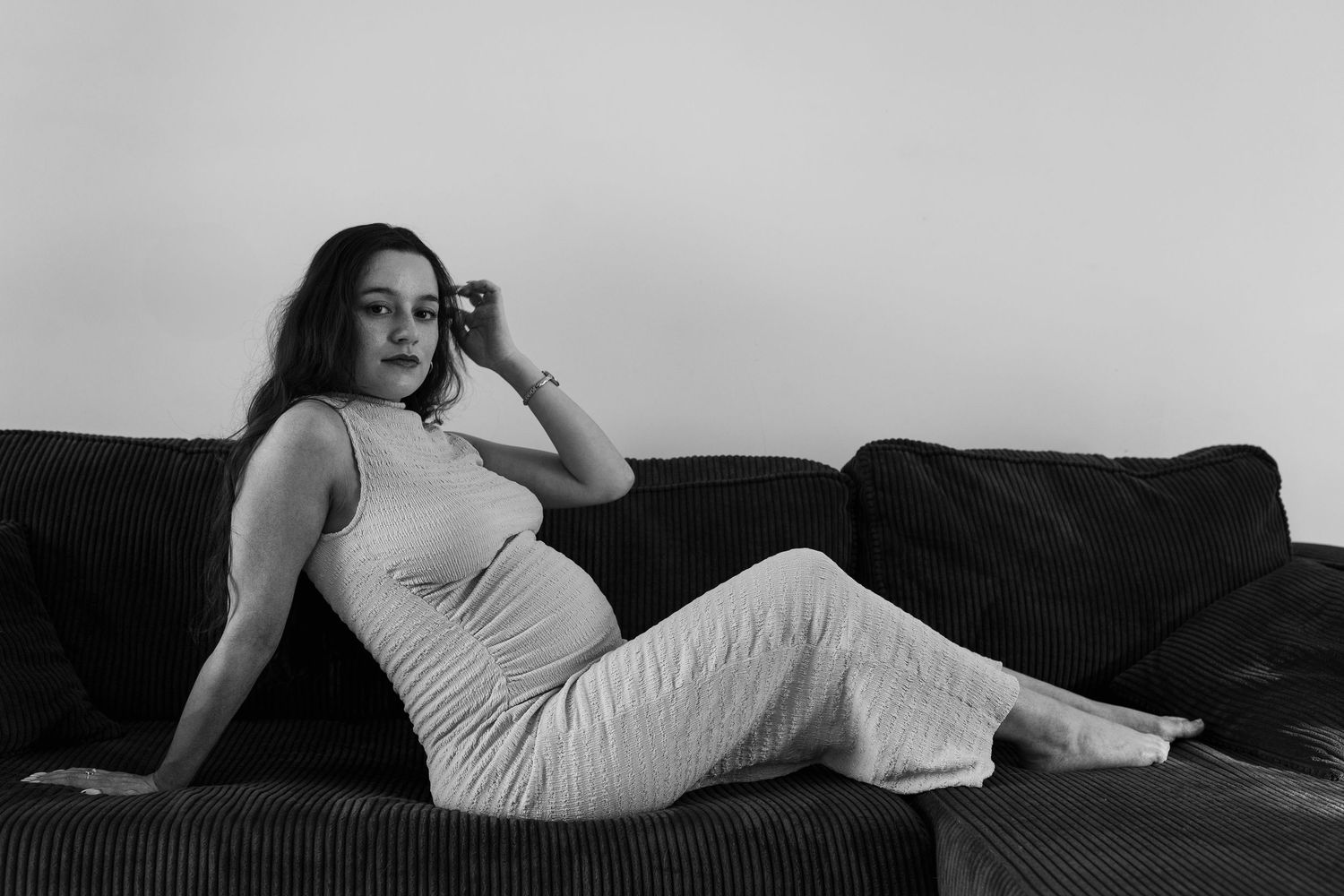 Séance photo grossesse à domicile en noir et blanc esprit mode estime et confiance en soi marseille