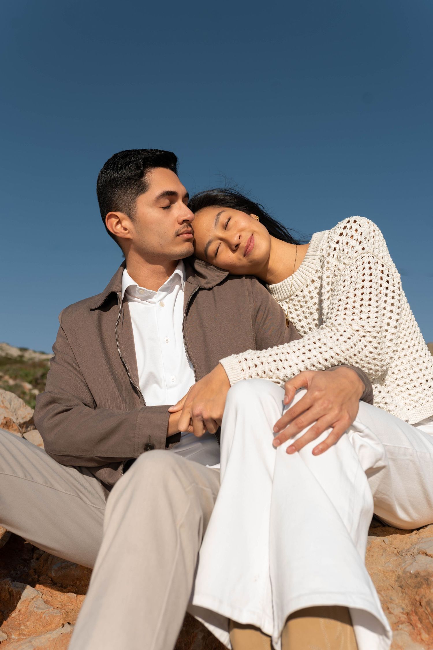 Séance photo grossesse avec un couple amoureux en extérieur en bord de mer à marseille