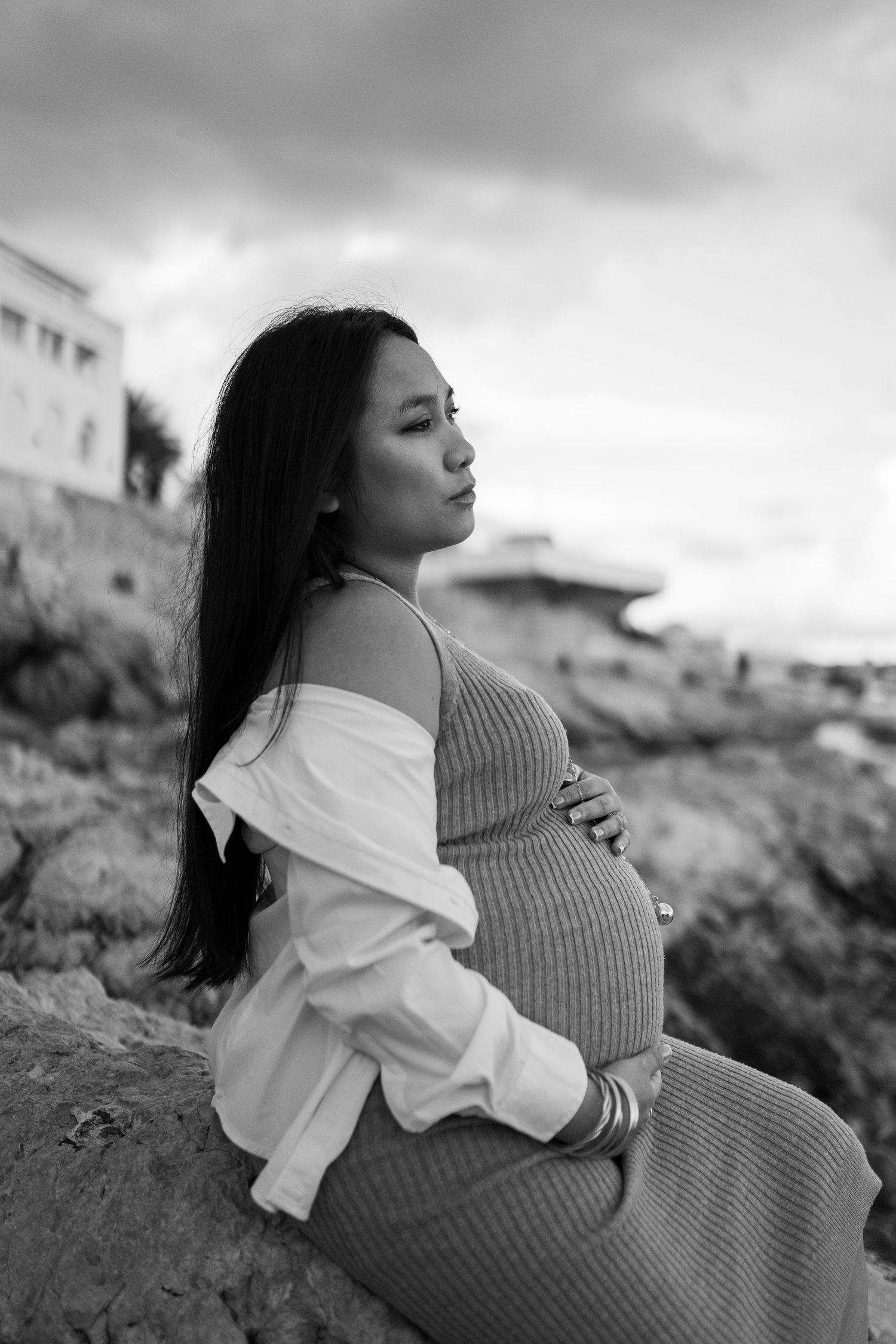 séance photo grossesse à Marseille avec une femme en bord de mer dans un esprit cocooning