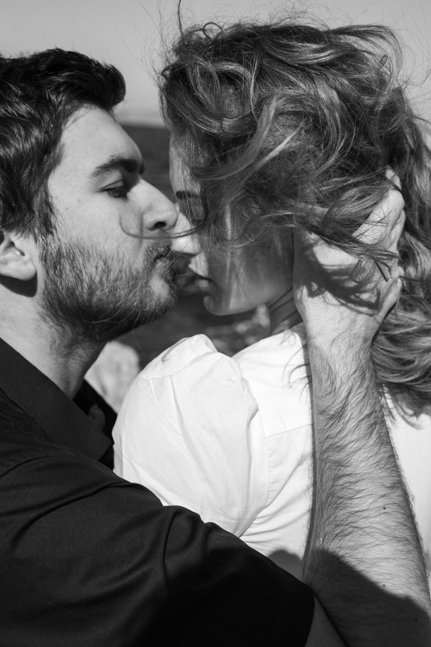 séance photo couple à Marseille avec un couple heureux, amoureux et rieur à Malmousque en nb