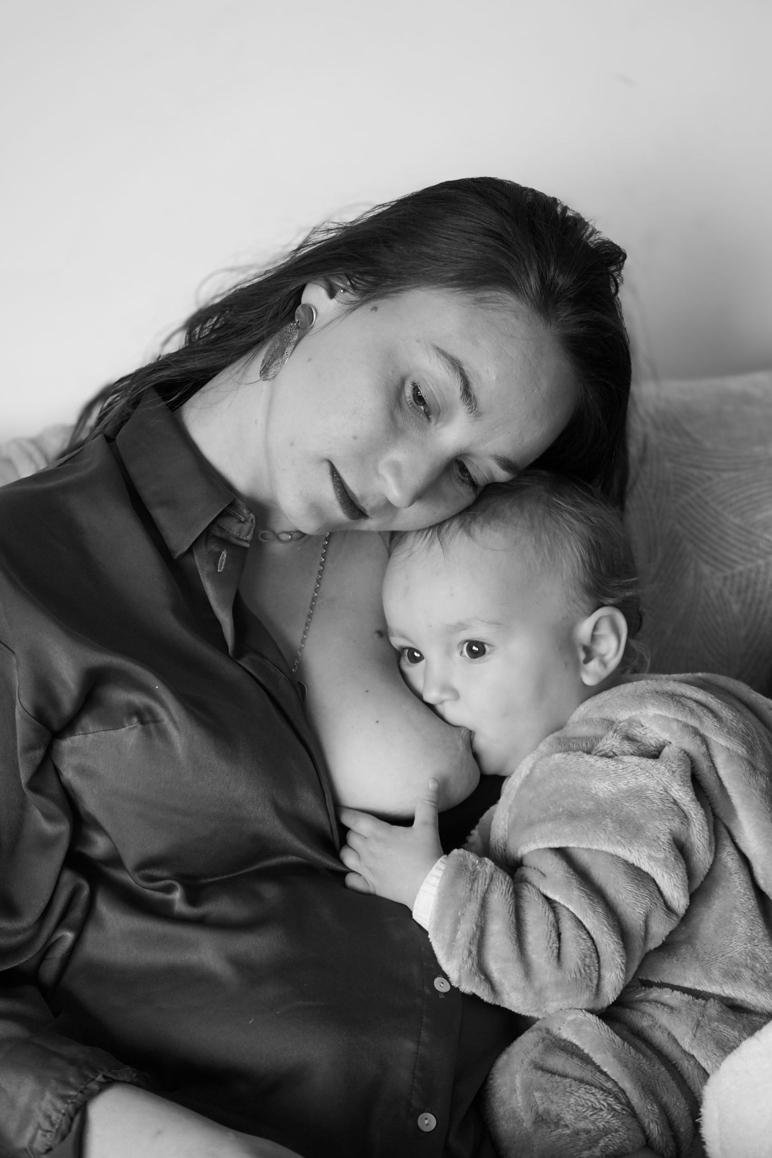 seance photo avec une maman et son bébé allaité pour Noel à Marseille en nb