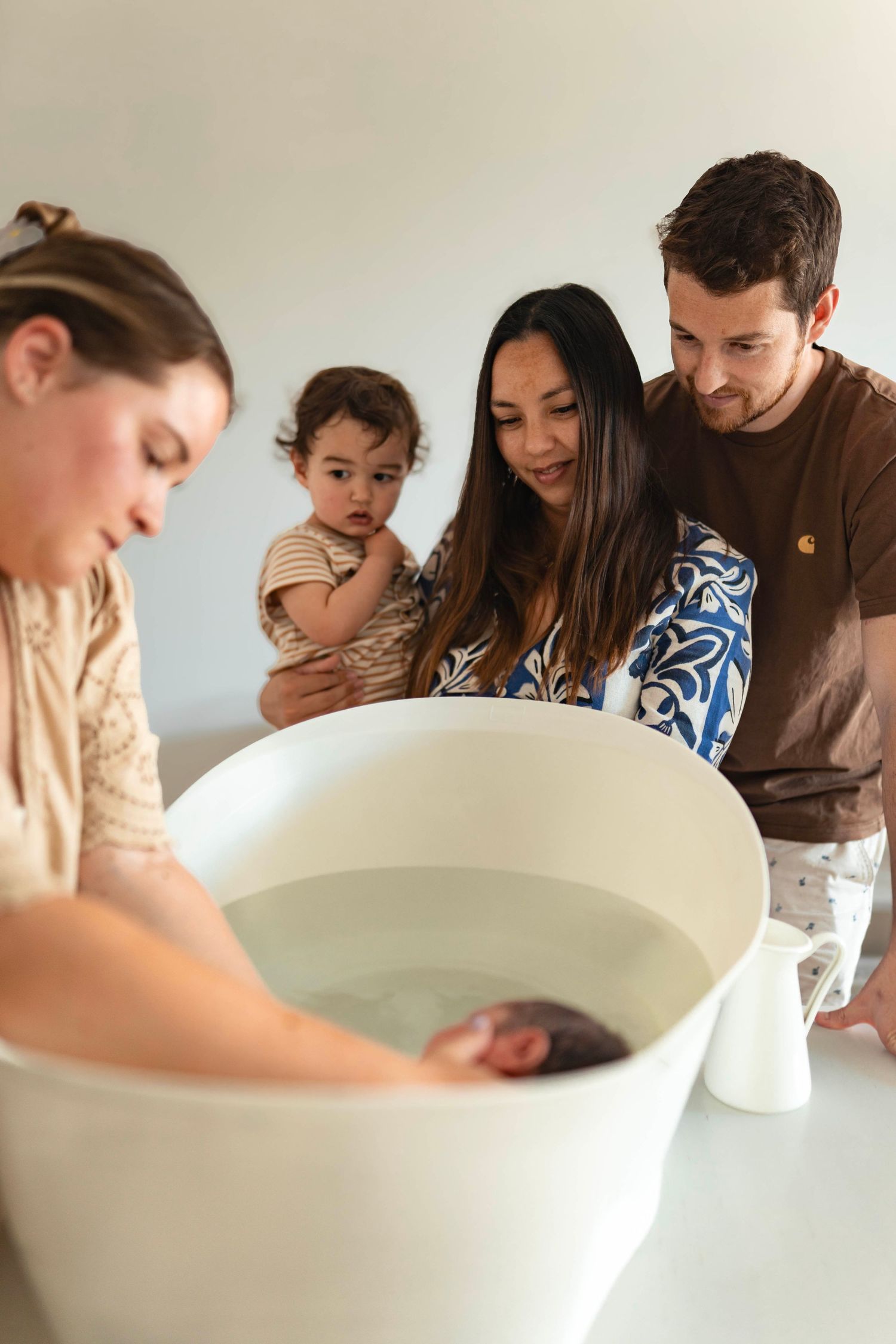 seance photo bain thérapeutique tbb avec nouveau-né et sa famille à Marseille