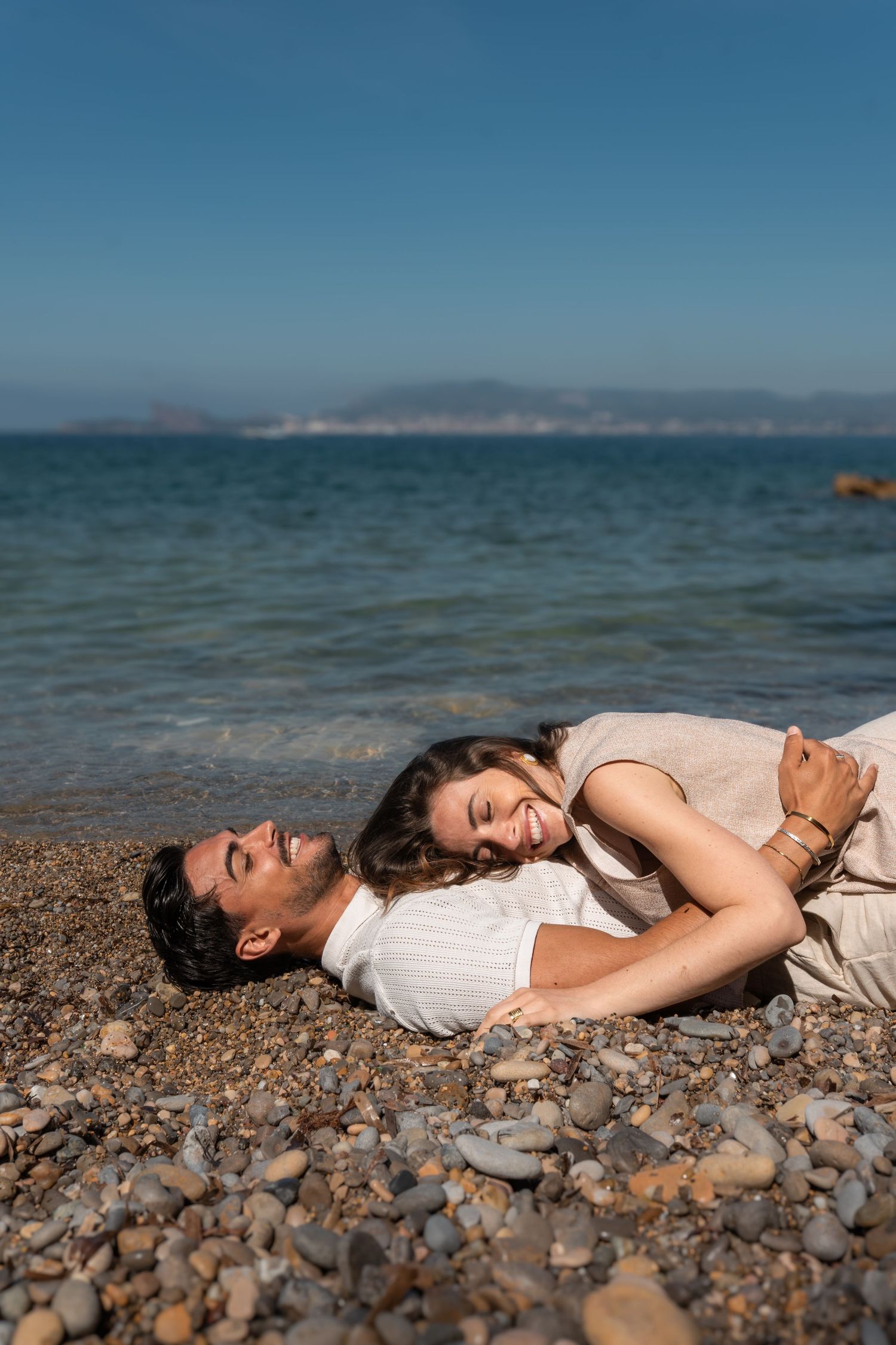 seance photo couple à Saint cry sur mer, beau couple amoureux dans un esprit mode intemporel