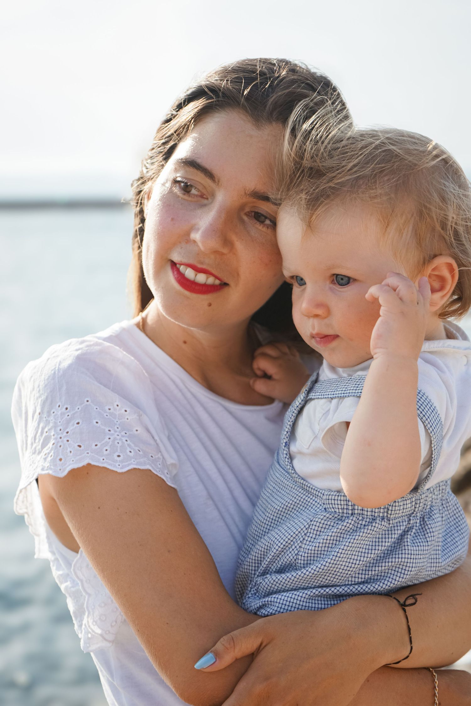 seance photo famille avec bébé en bord de mer à marseille, câlin entre maman et bébé