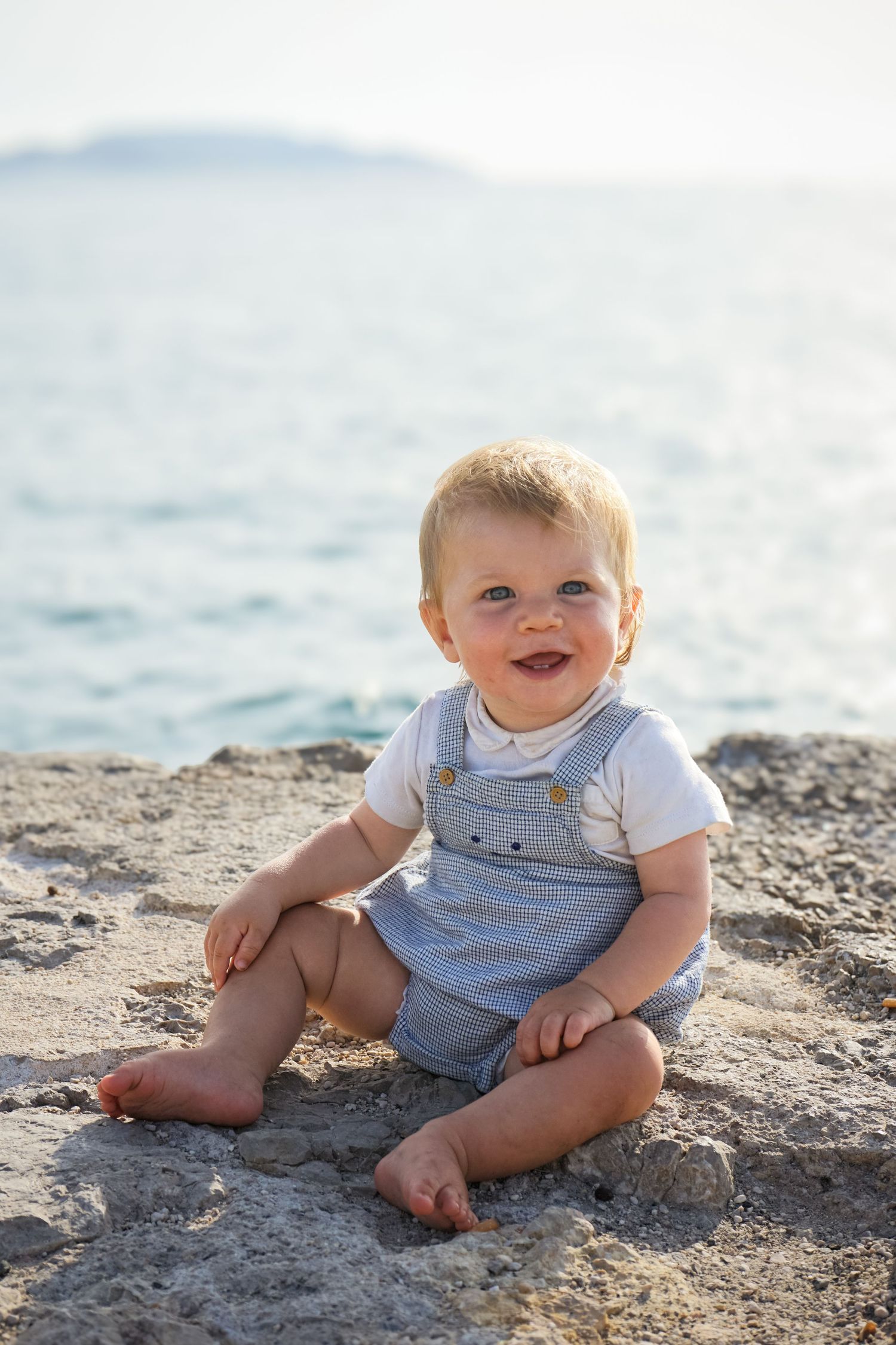 seance photo famille avec le bébé qui pose en bord de mer au Mucem J4