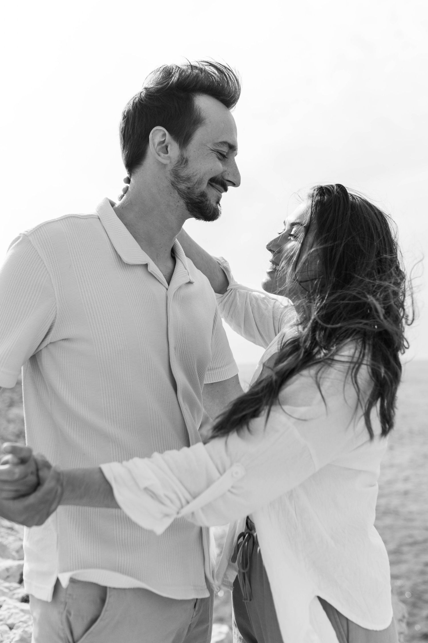Séance photo grossesse avec un couple amoureux en extérieur en bord de mer à marseille