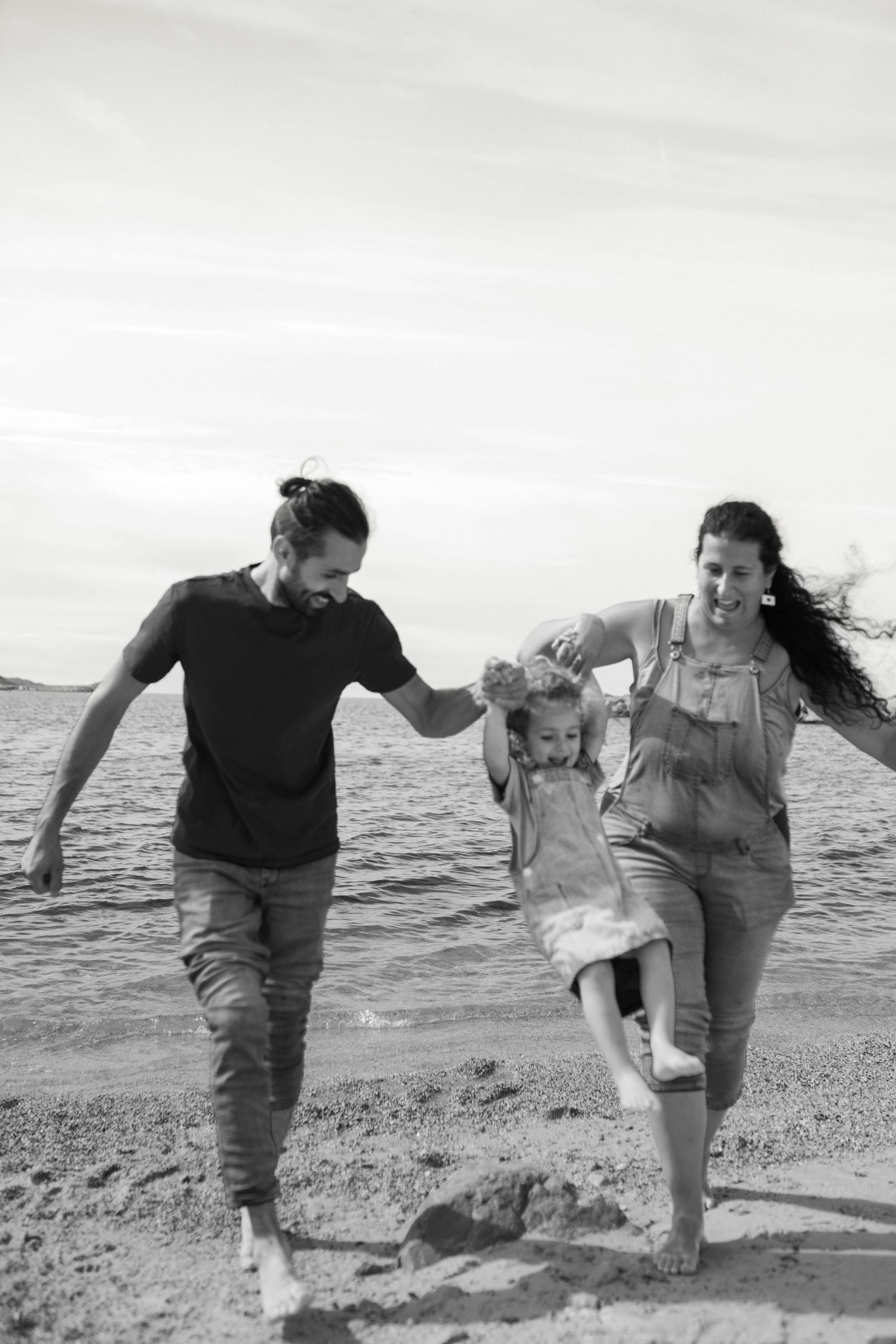 evenement jaifaimjemange avec une famille qui joue en Bord de mer