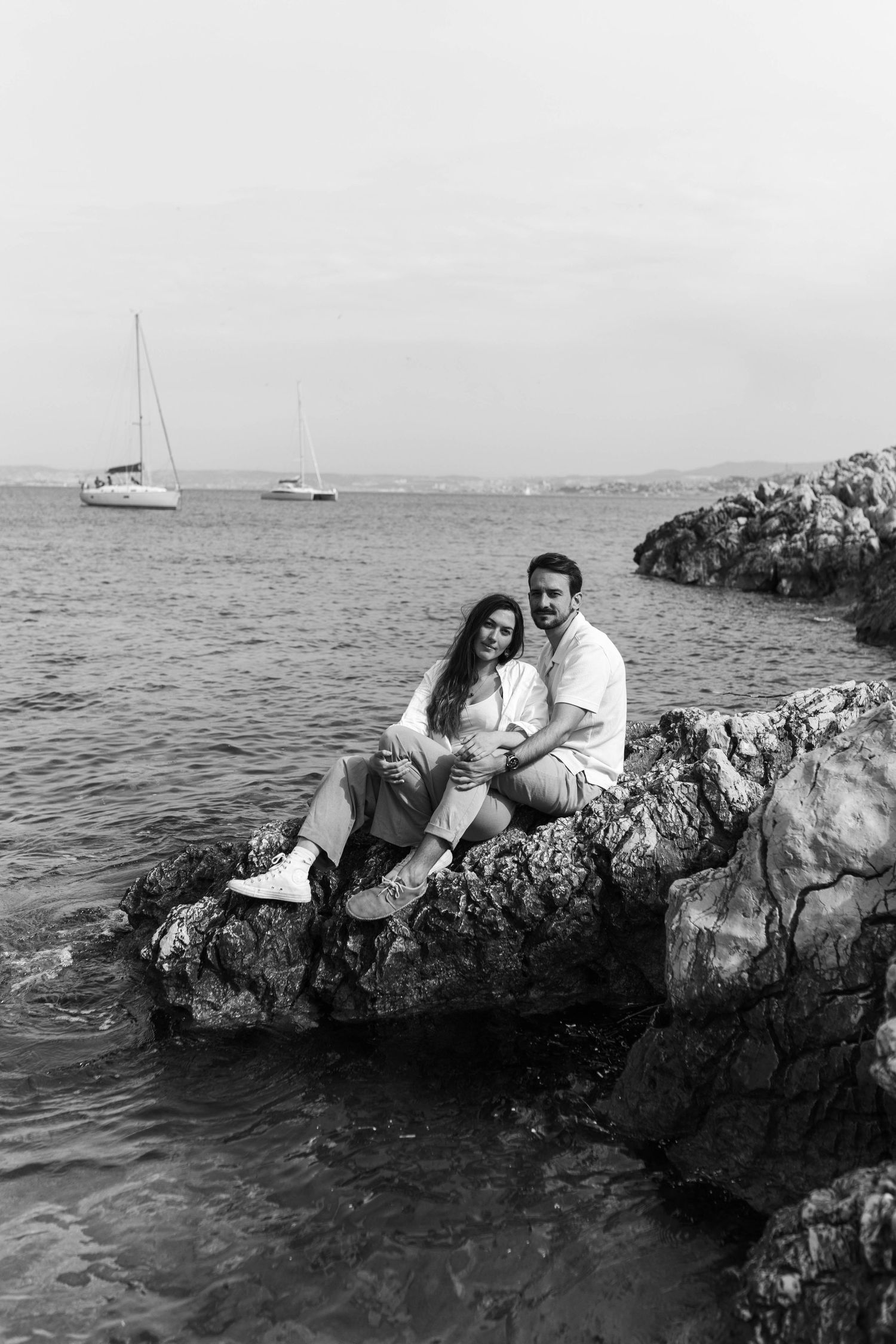 Séance photo grossesse avec un couple amoureux en extérieur en bord de mer à marseille