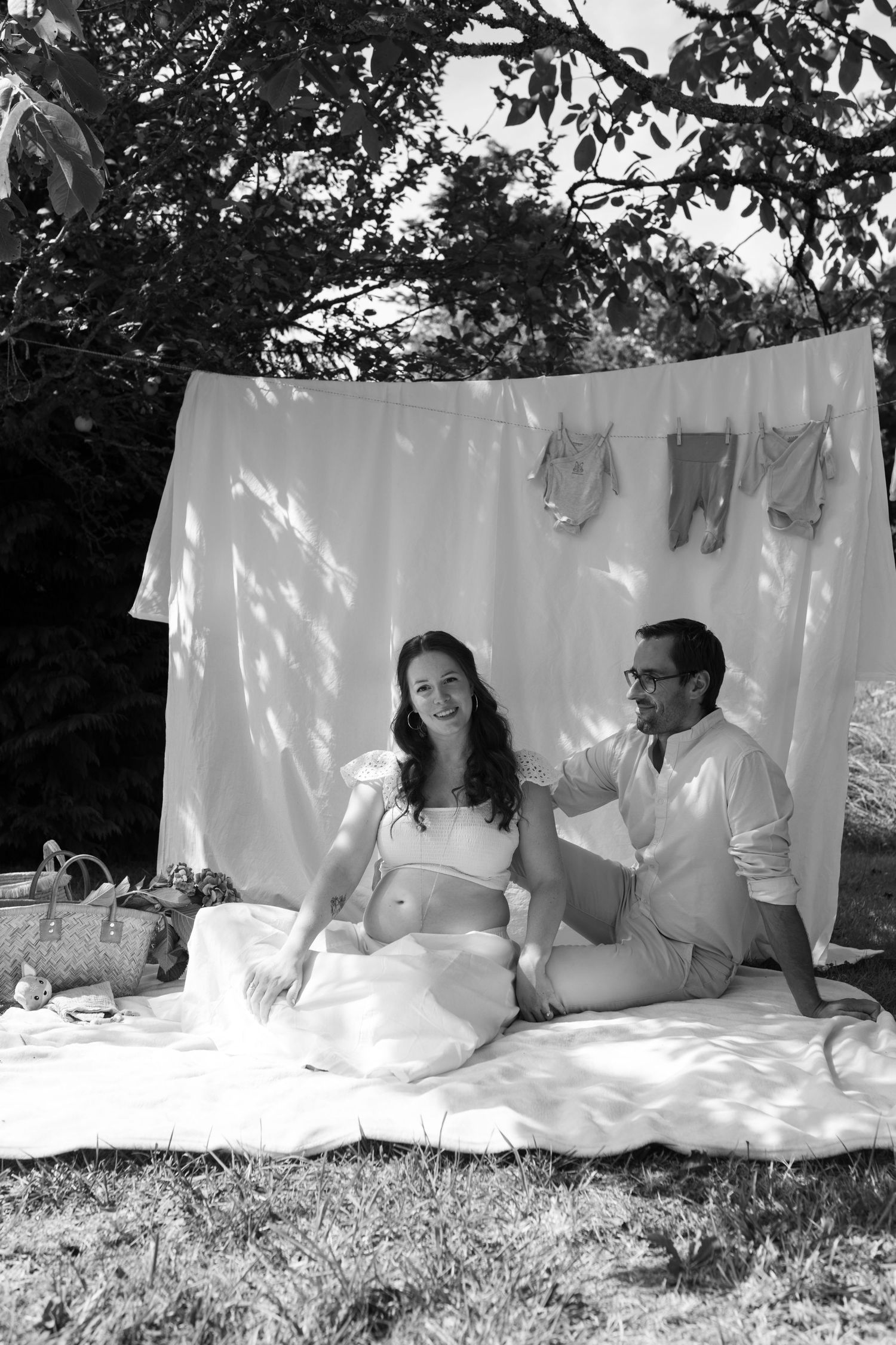 Séance photo grossesse avec un couple amoureux en extérieur esprit champêtre mode à marseille